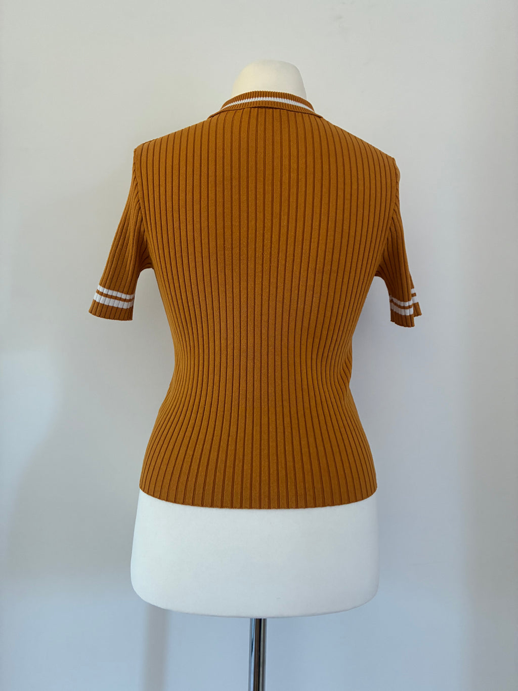 Senfgelbes Shirt für den Herbst