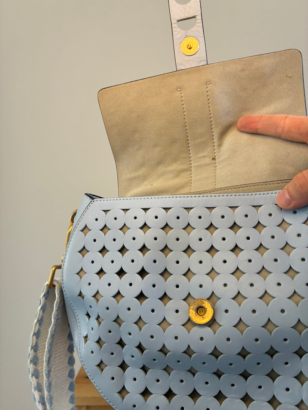 Coccinelle Tasche aus Leder mit Cut-Out Design