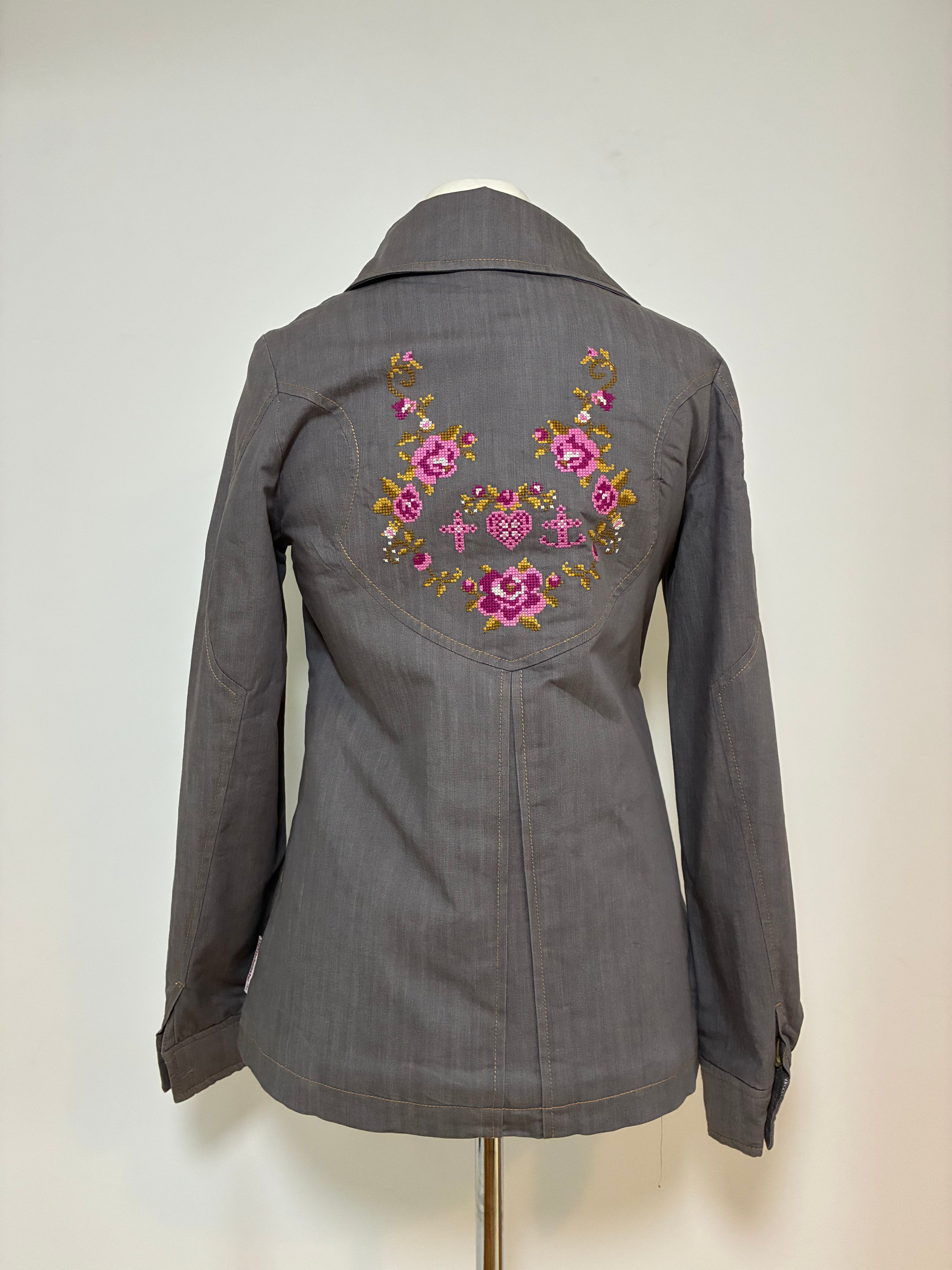 Charaktervolle Blutsgeschwister Winterjacke Größe XS 34 in Grau mit floraler Rückenstickerei