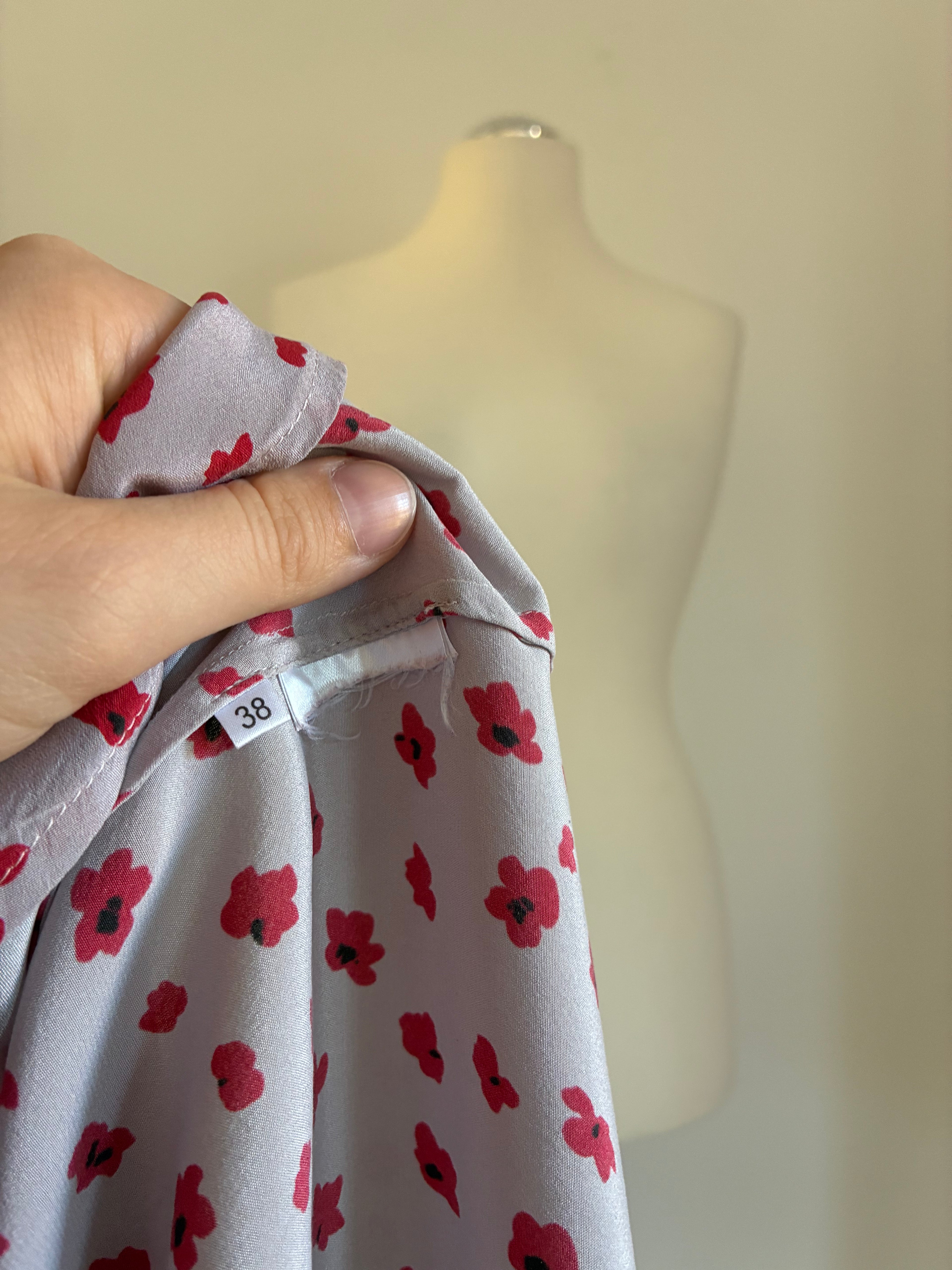 Seidenbluse mit Schluppe und Blumenprint in Größe 38