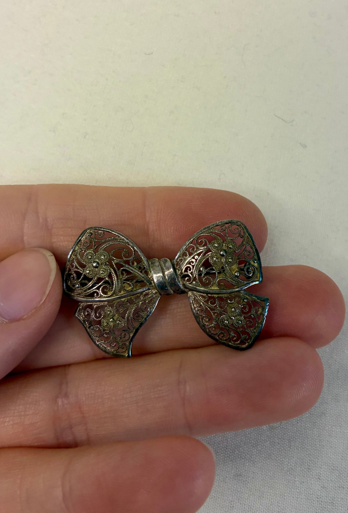 Filigrane Handwerkskunst vom Juwelier in schleifenform, 835 Silber