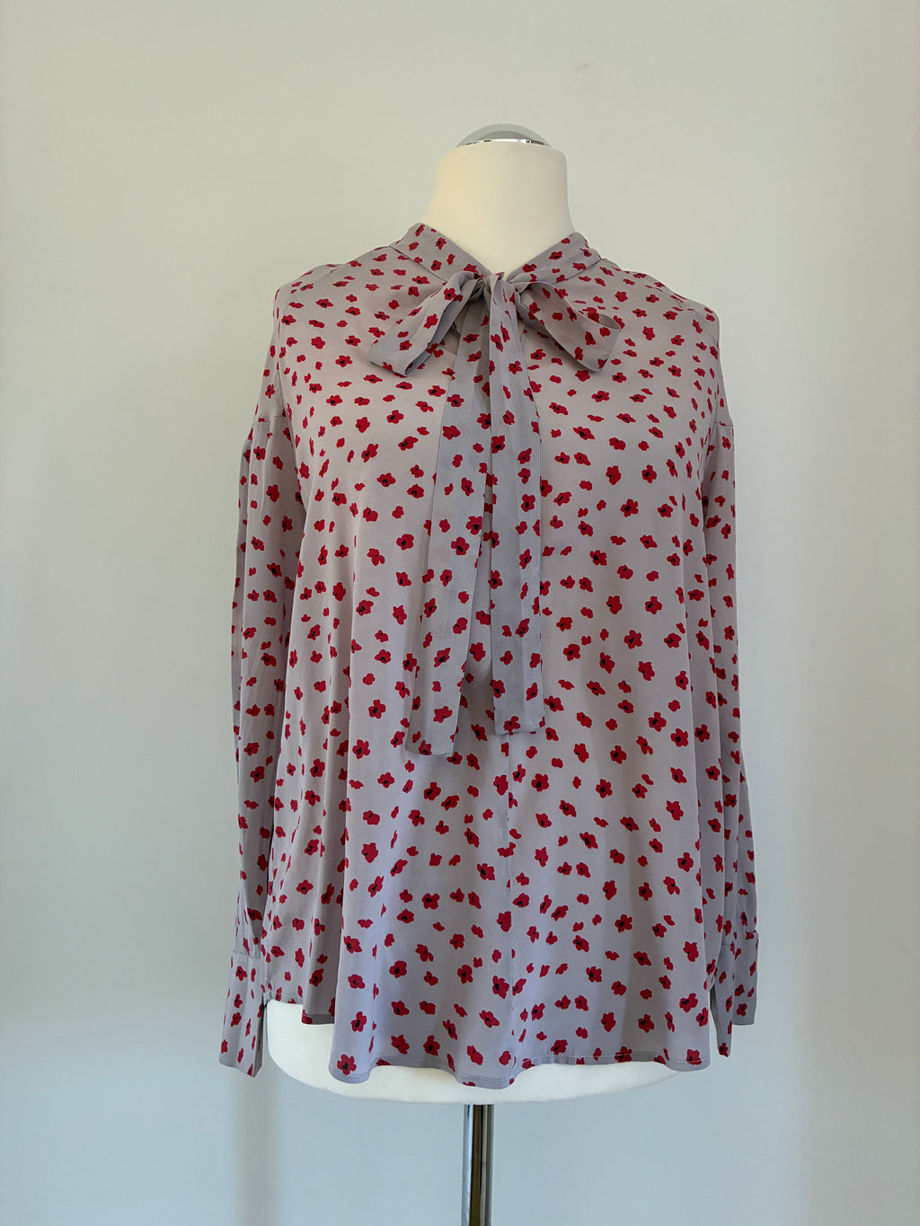 Seidenbluse mit Schluppe und Blumenprint in Größe 38