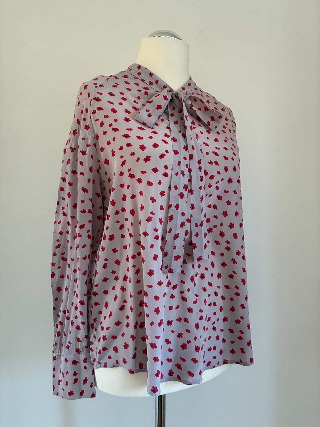 Seidenbluse mit Schluppe und Blumenprint in Größe 38