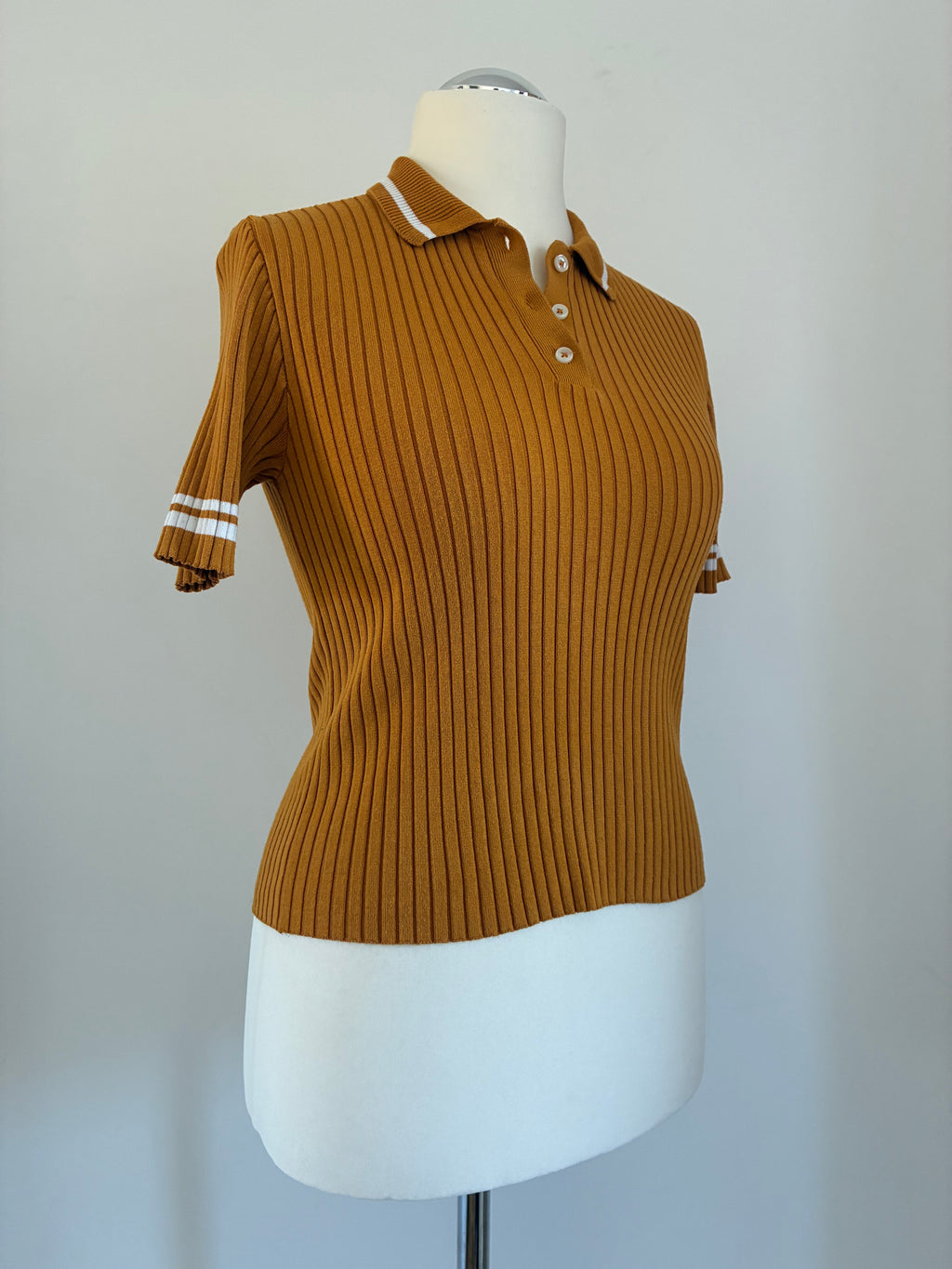 Senfgelbes Shirt für den Herbst