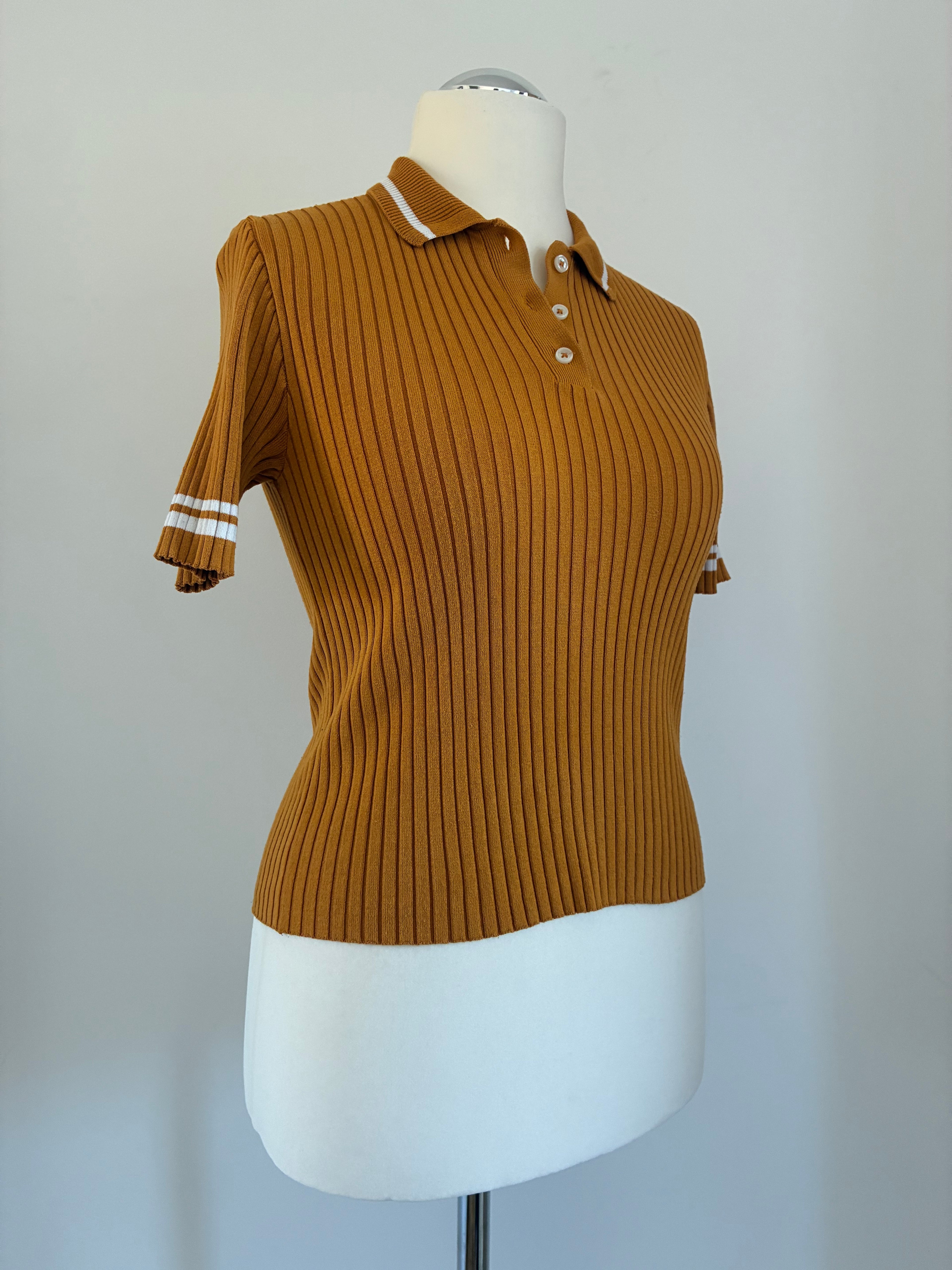 Senfgelbes Shirt für den Herbst