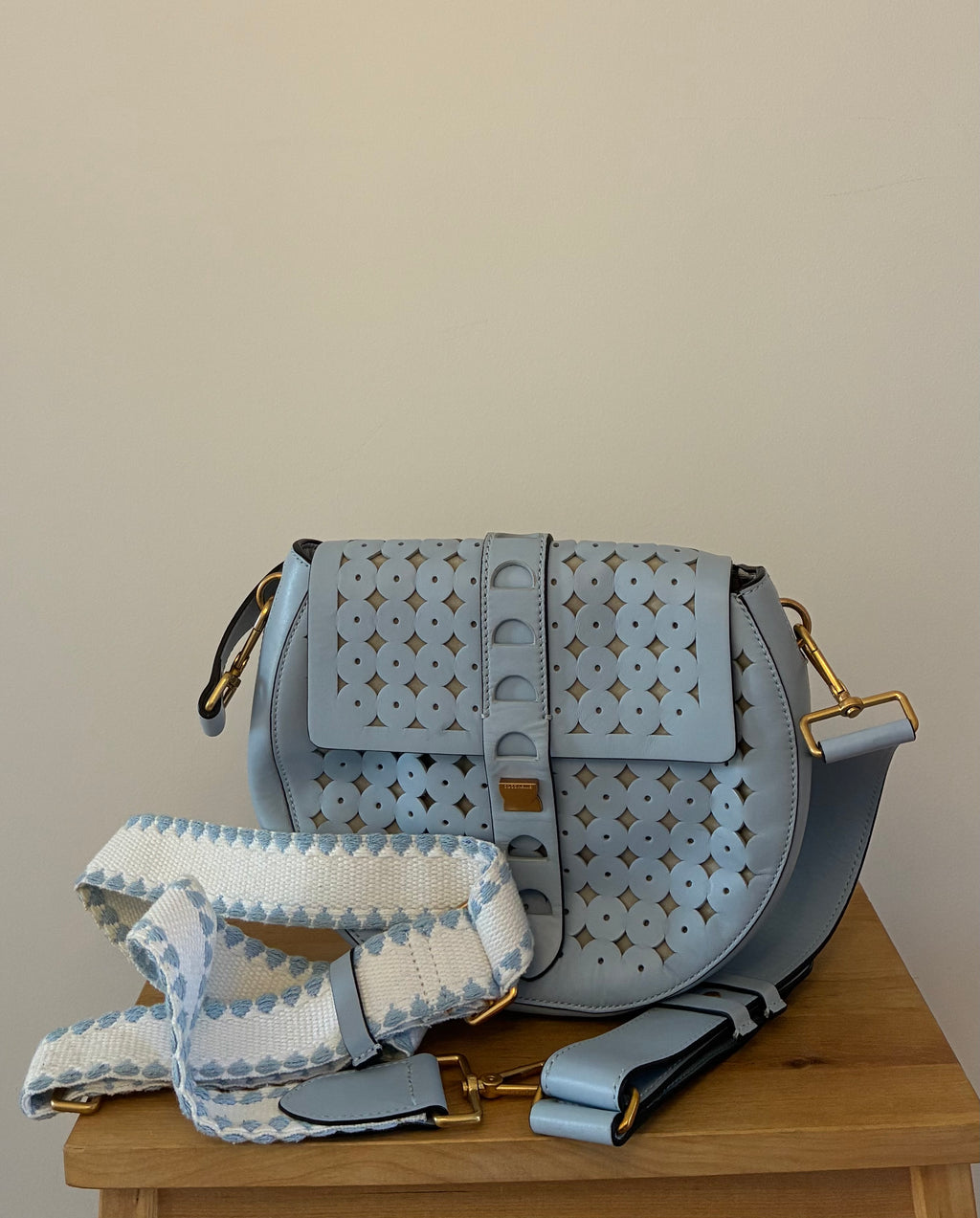 Coccinelle Tasche aus Leder mit Cut-Out Design