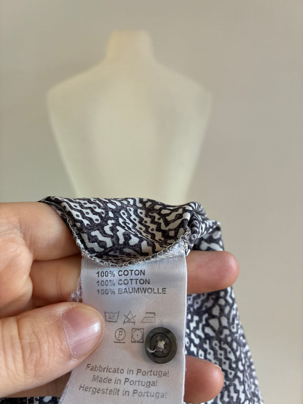 0039 Italy Hemdbluse Größe 44 in Blau und Creme mit grafischem Muster