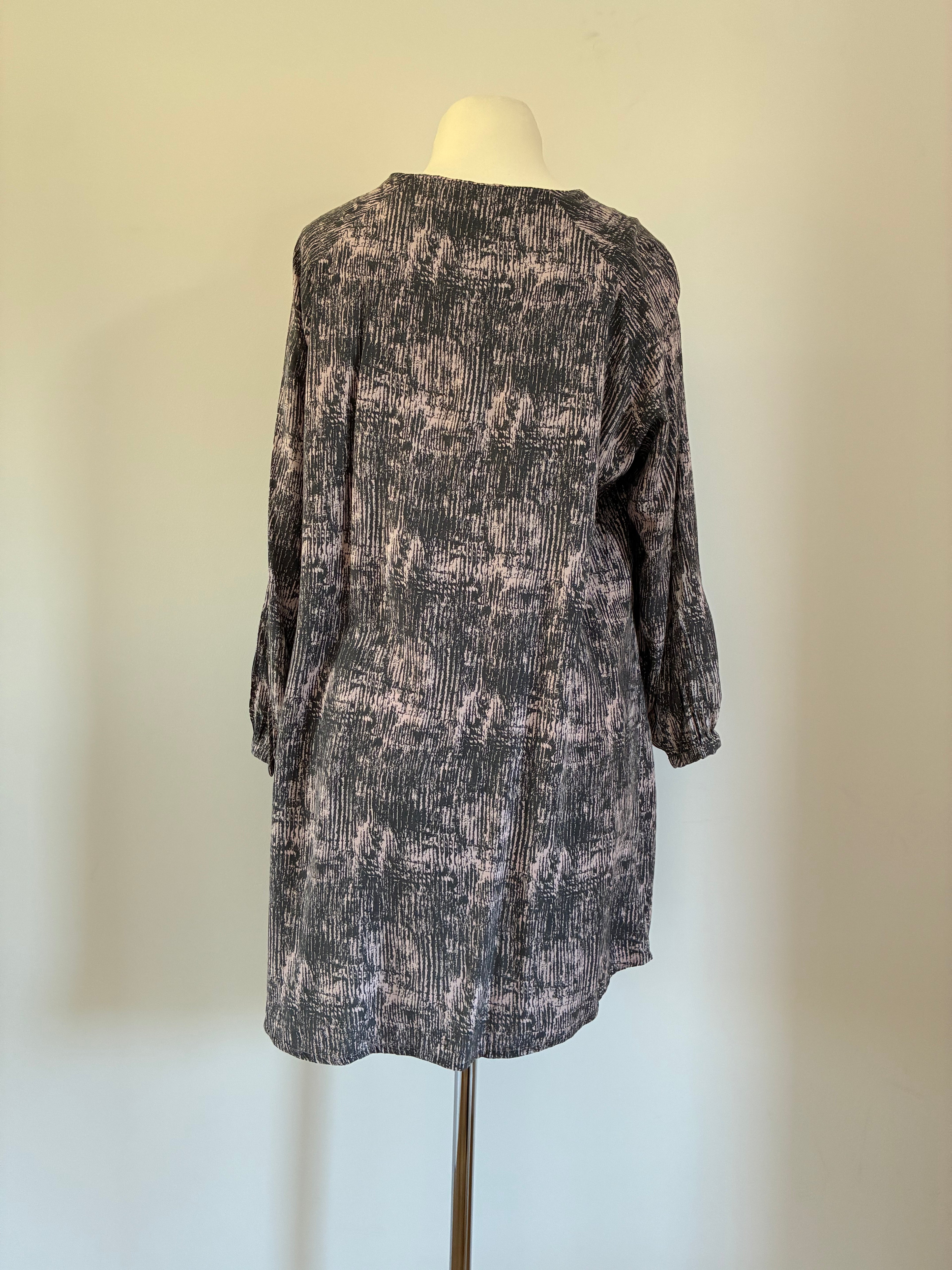 Noa Noa Kleid Gr. 38 – grau-rosé gemustert, leicht und vielseitig