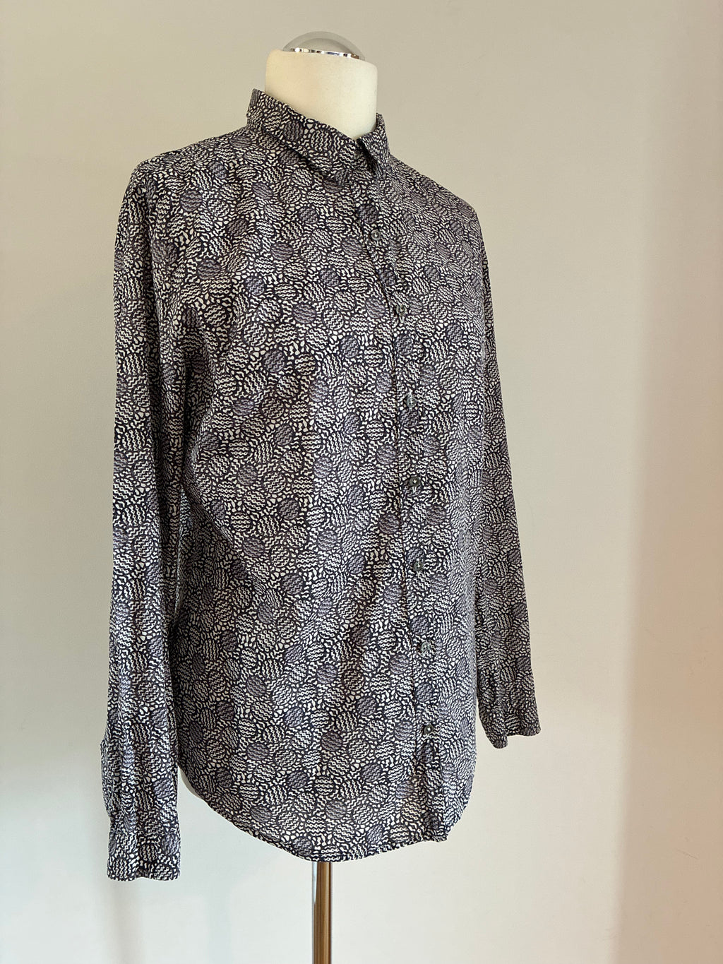 0039 Italy Hemdbluse Größe 44 in Blau und Creme mit grafischem Muster