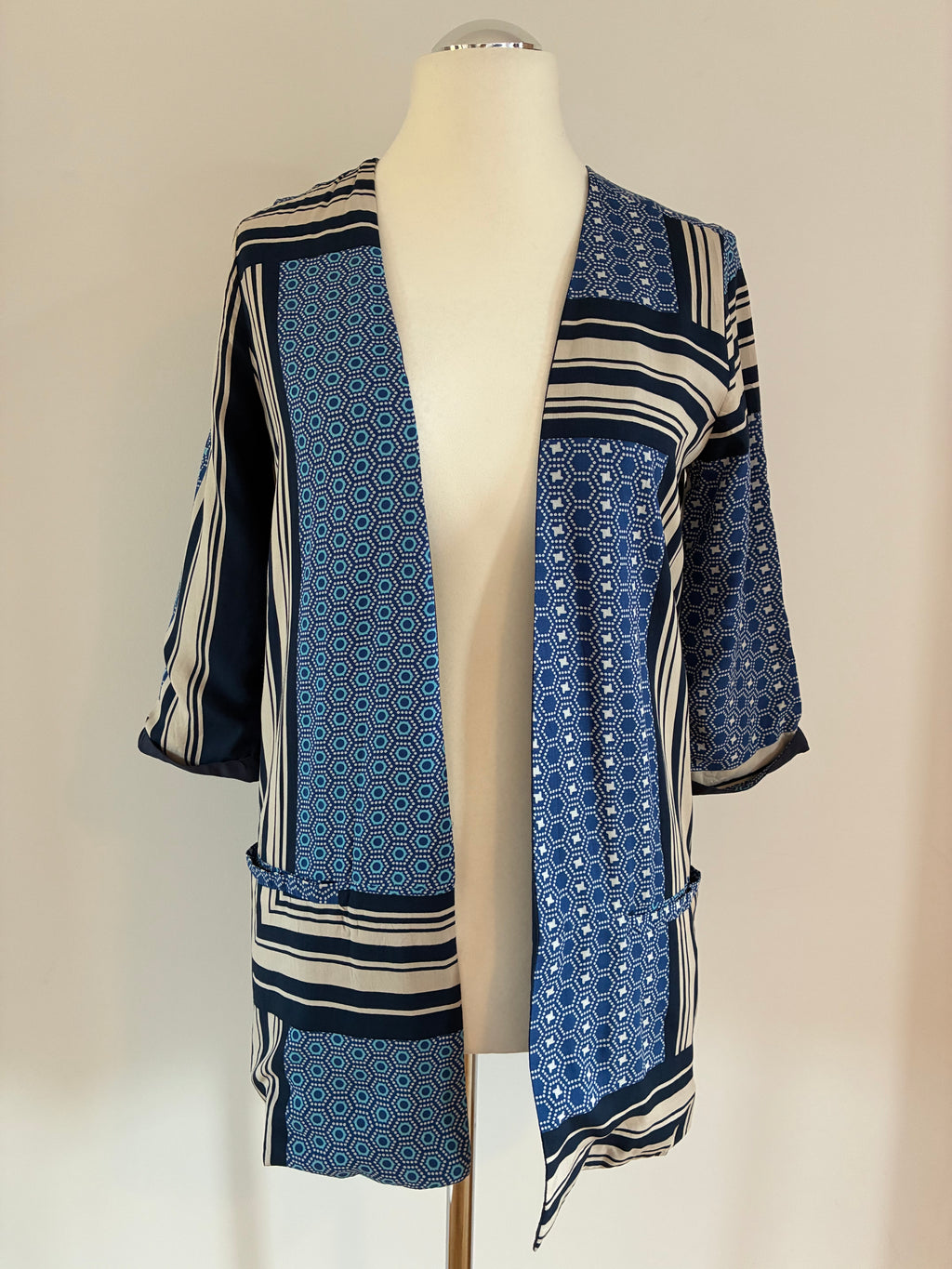 Second Female Kimono Größe S in Blau-Creme mit grafischem Scarf-Print – neu mit Etikett
