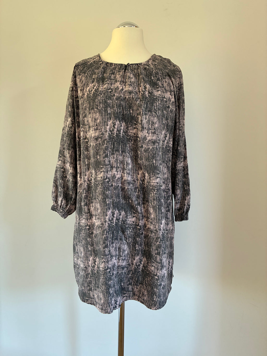Noa Noa Kleid Gr. 38 – grau-rosé gemustert, leicht und vielseitig