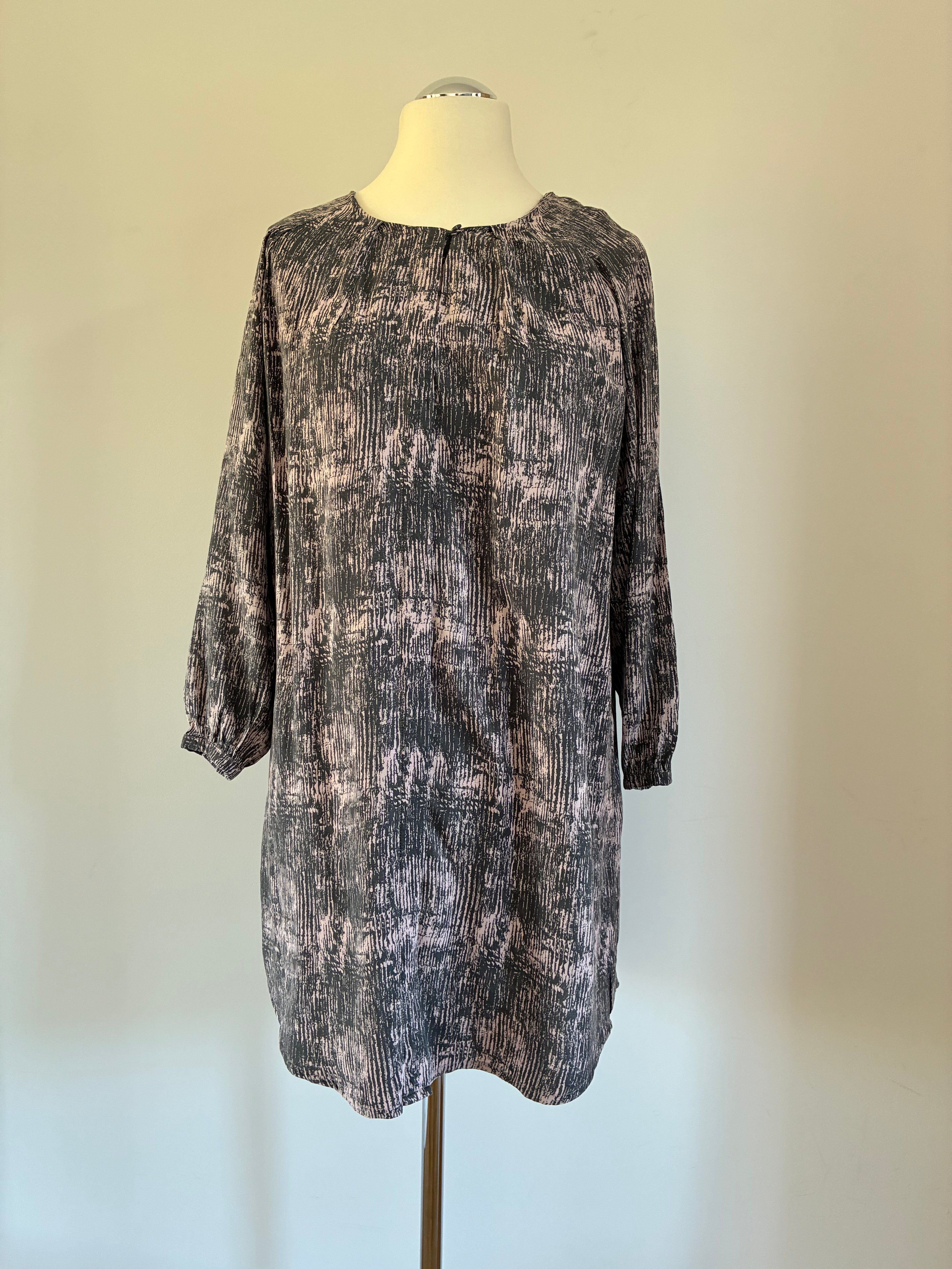 Noa Noa Kleid Gr. 38 – grau-rosé gemustert, leicht und vielseitig