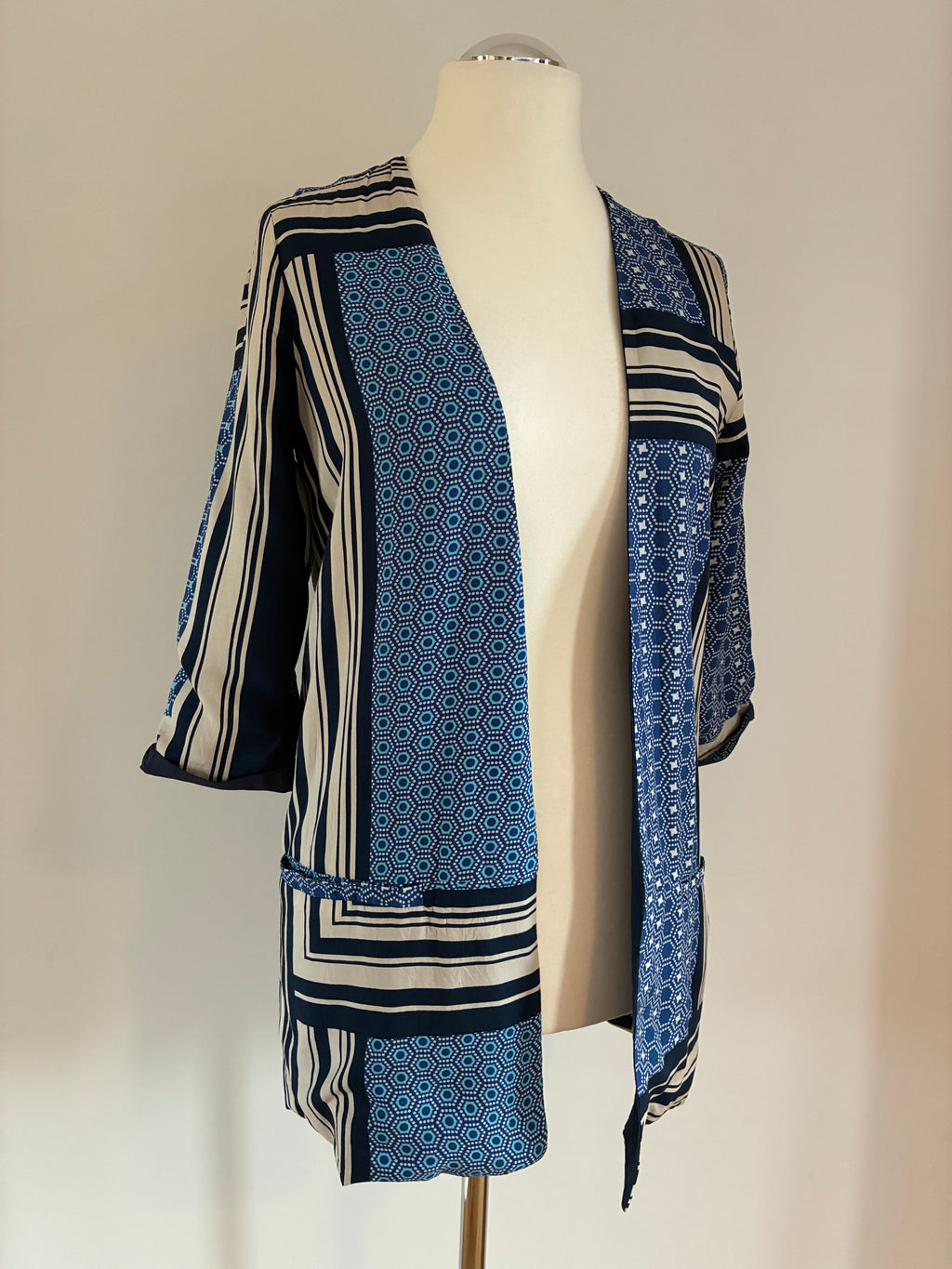Second Female Kimono Größe S in Blau-Creme mit grafischem Scarf-Print – neu mit Etikett