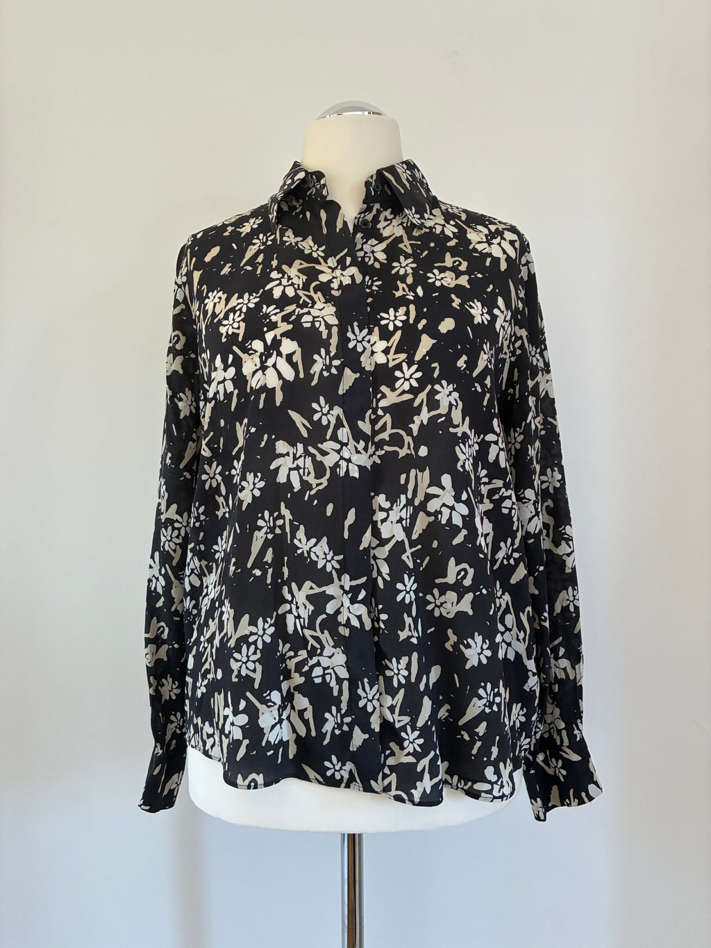 & Other Stories Seidenbluse in Schwarz mit floralem Print 40