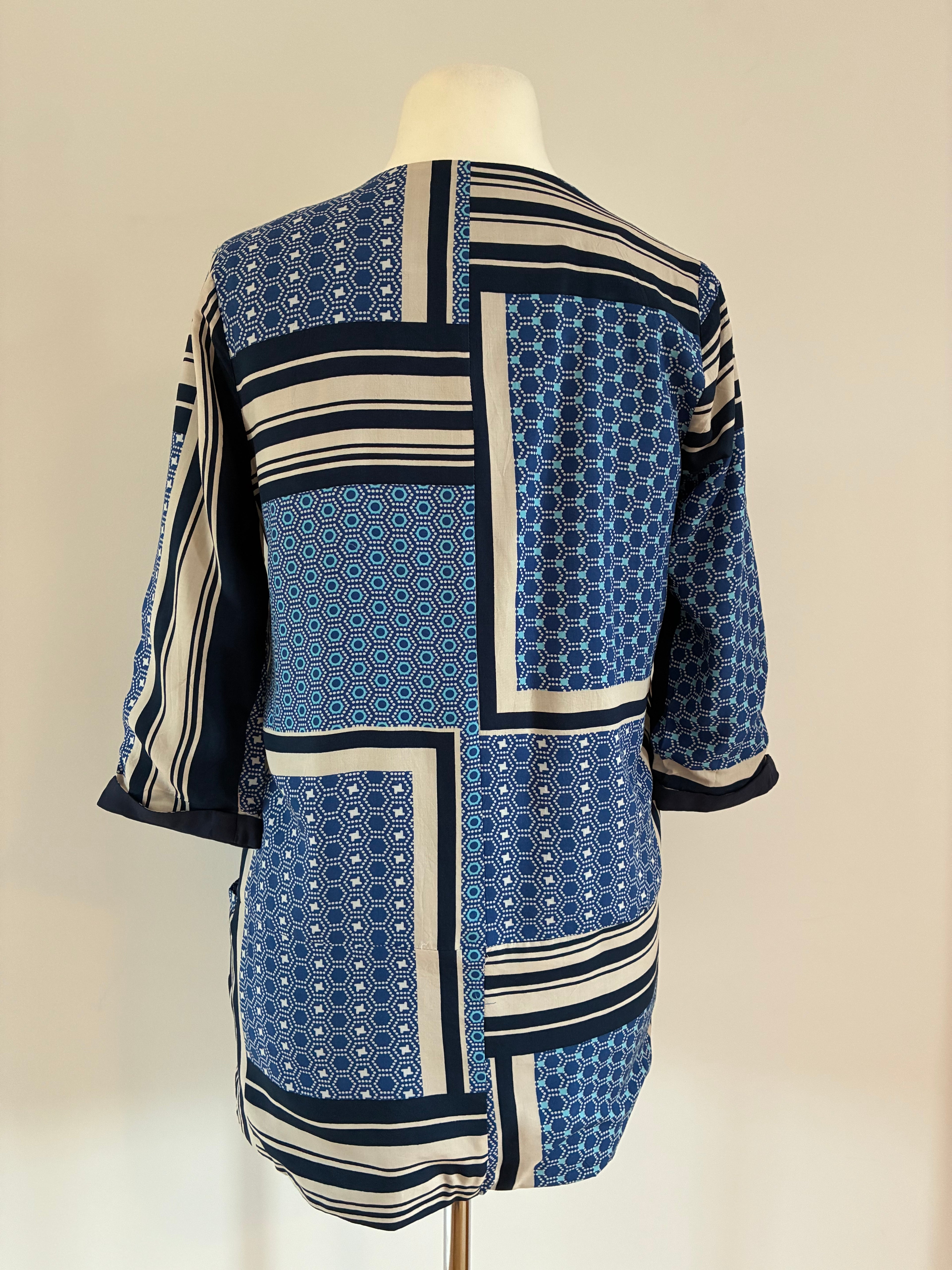 Second Female Kimono Größe S in Blau-Creme mit grafischem Scarf-Print – neu mit Etikett