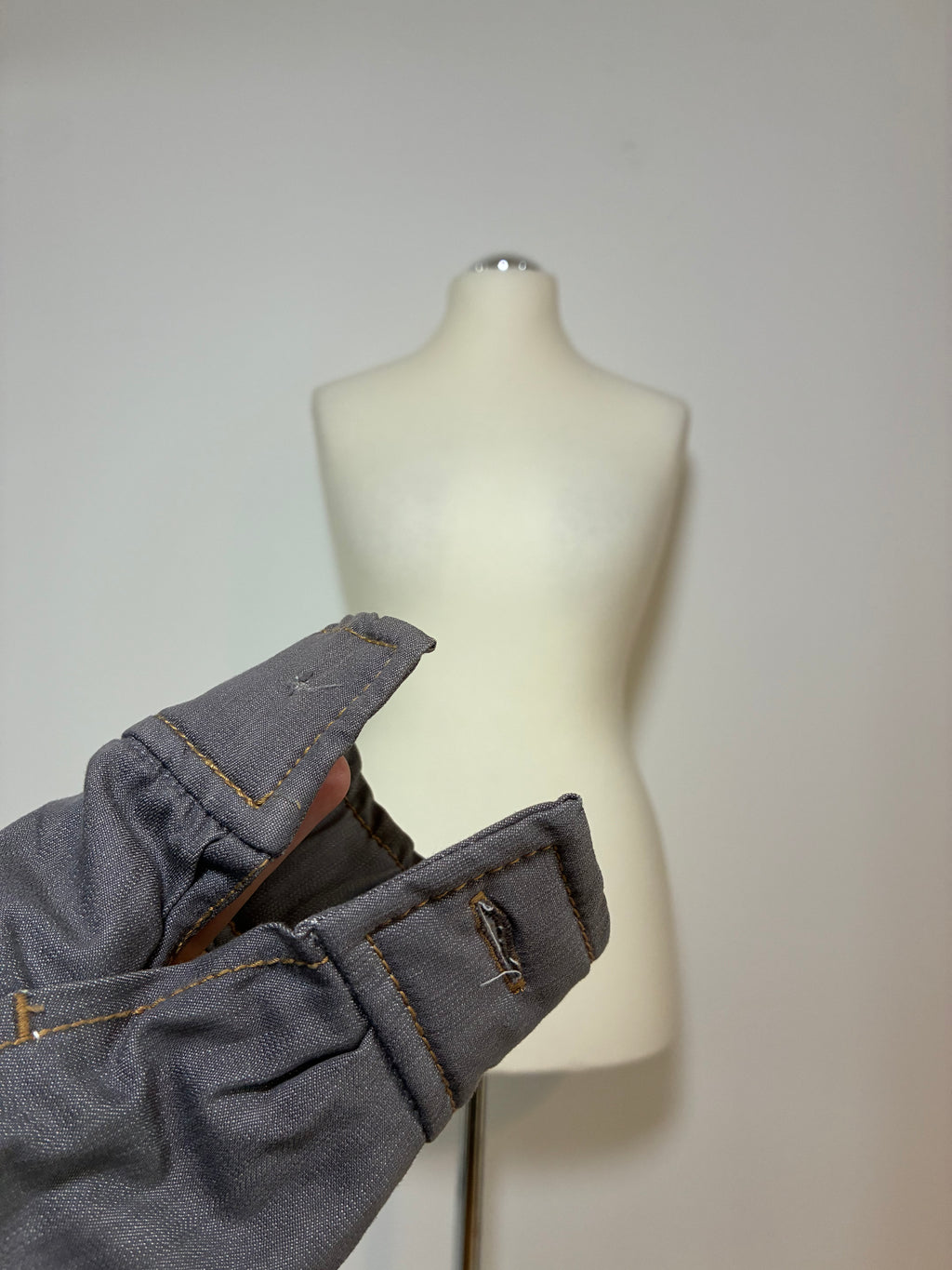 Charaktervolle Blutsgeschwister Winterjacke Größe XS 34 in Grau mit floraler Rückenstickerei