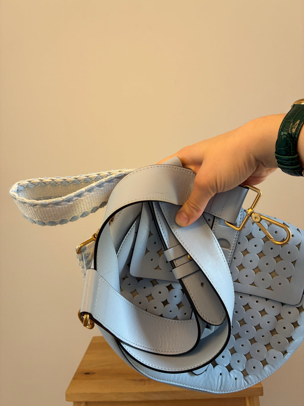 Coccinelle Tasche aus Leder mit Cut-Out Design