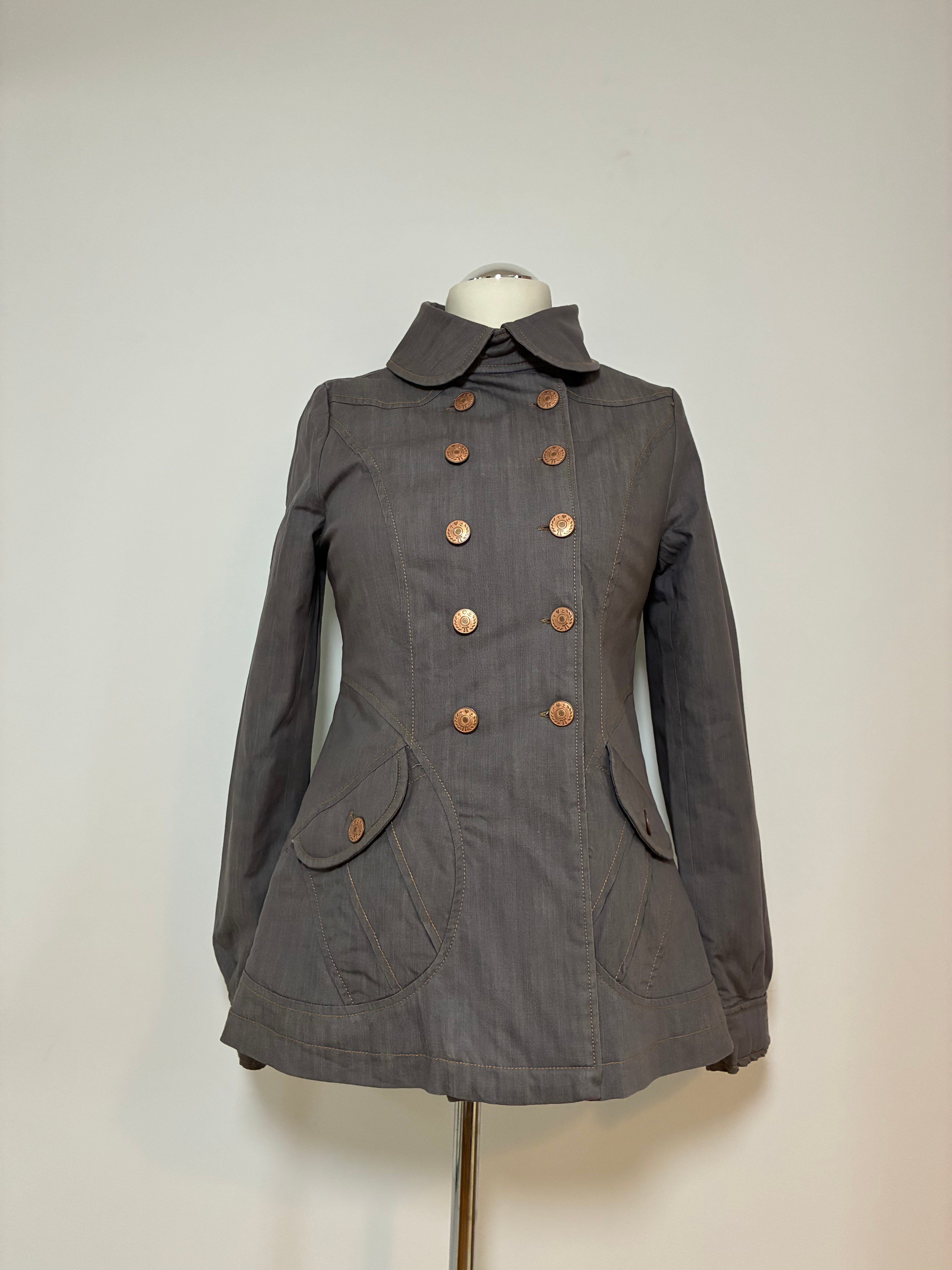 Charaktervolle Blutsgeschwister Winterjacke Größe XS 34 in Grau mit floraler Rückenstickerei