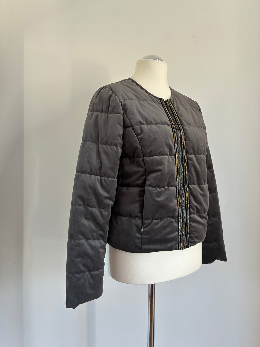 Edle Cream Steppjacke Größe L 40 in Grau mit Samtoptik und goldfarbenem Zipper