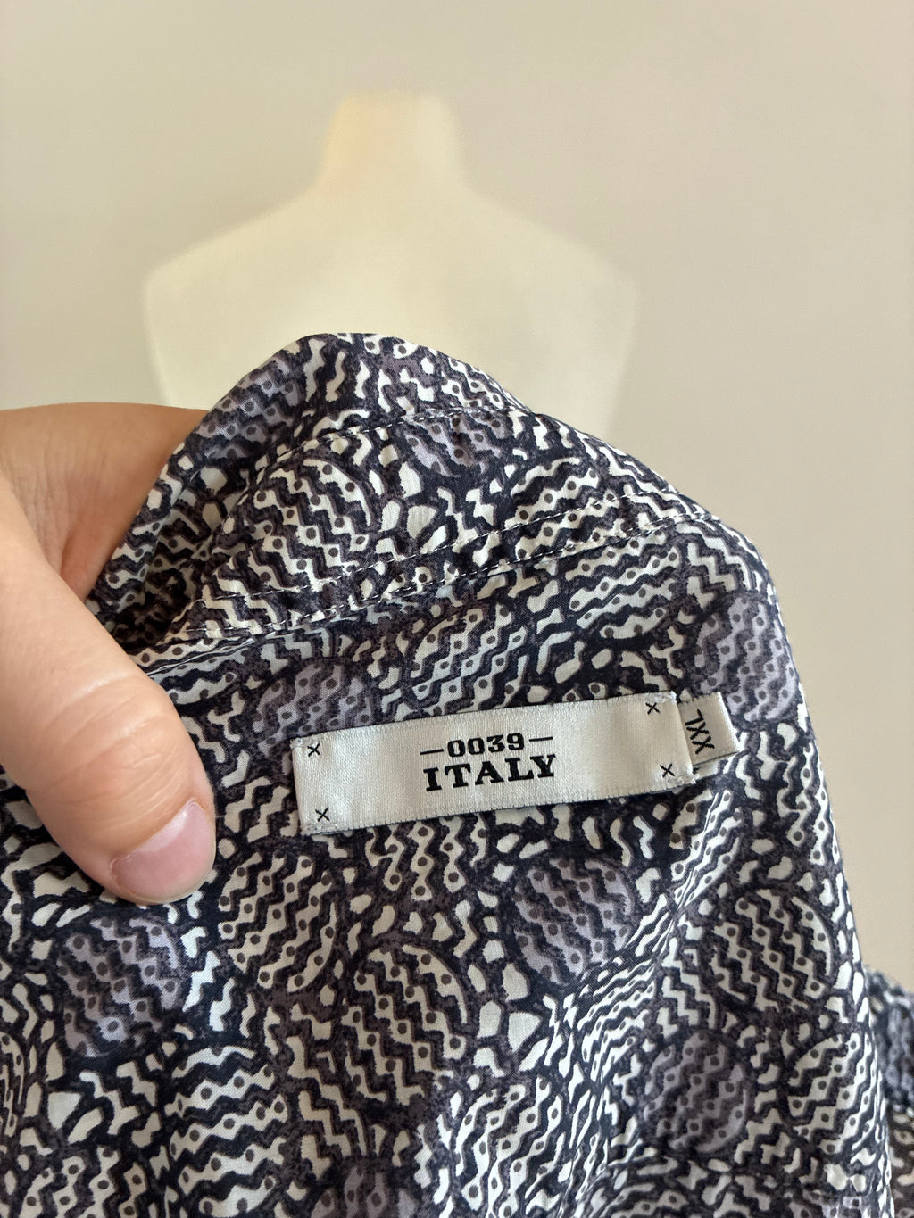 0039 Italy Hemdbluse Größe 44 in Blau und Creme mit grafischem Muster