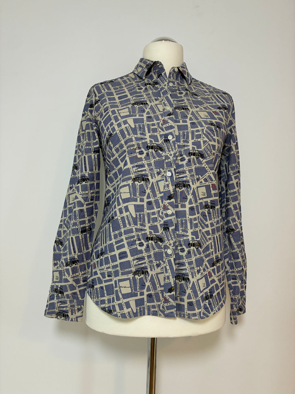 Boden Bluse mit Stadtplan- und Taxi-Muster – Größe M / 38
