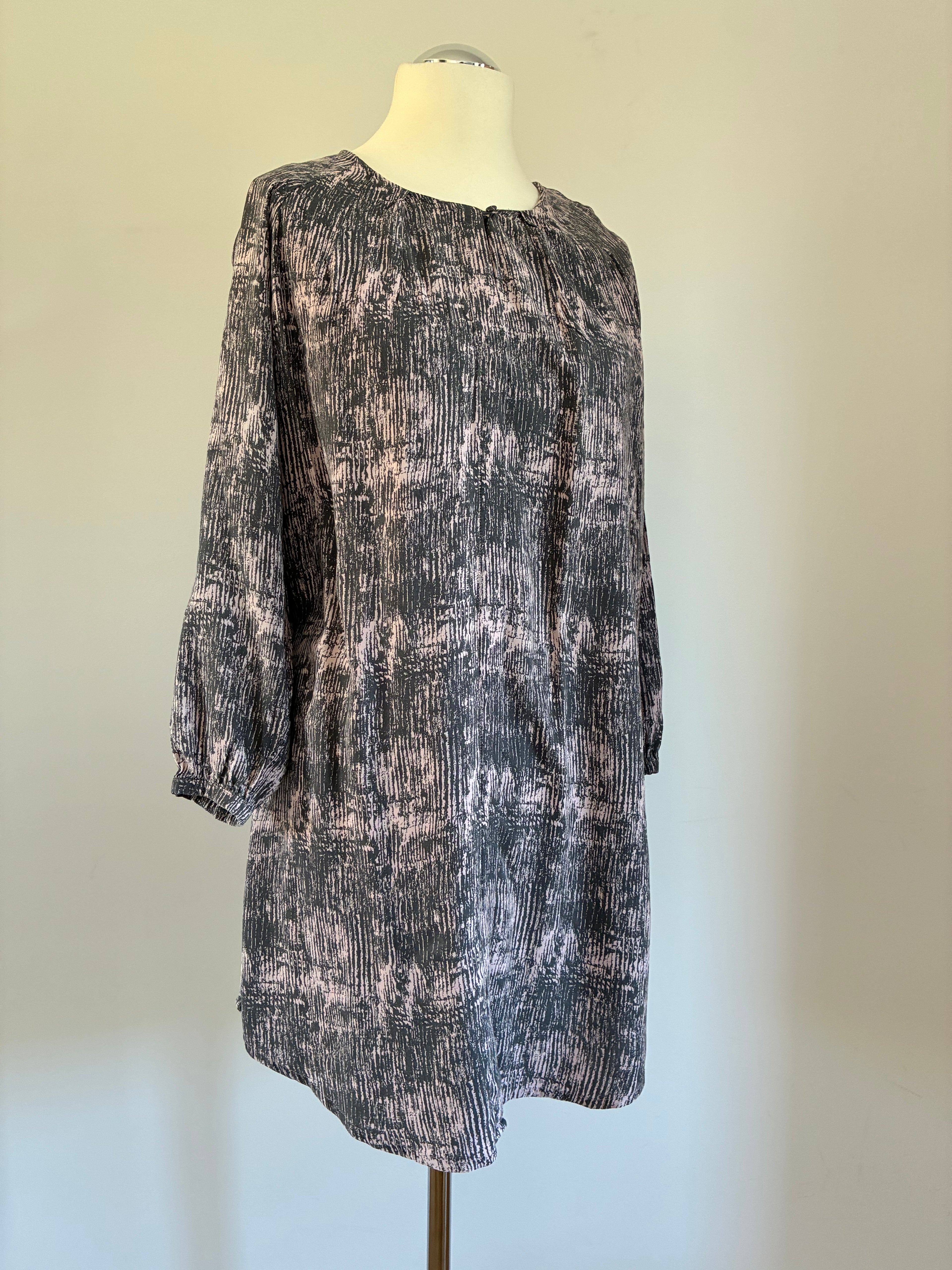 Noa Noa Kleid Gr. 38 – grau-rosé gemustert, leicht und vielseitig