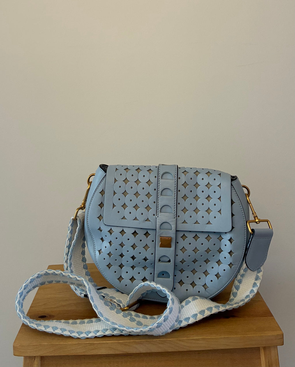 Coccinelle Tasche aus Leder mit Cut-Out Design
