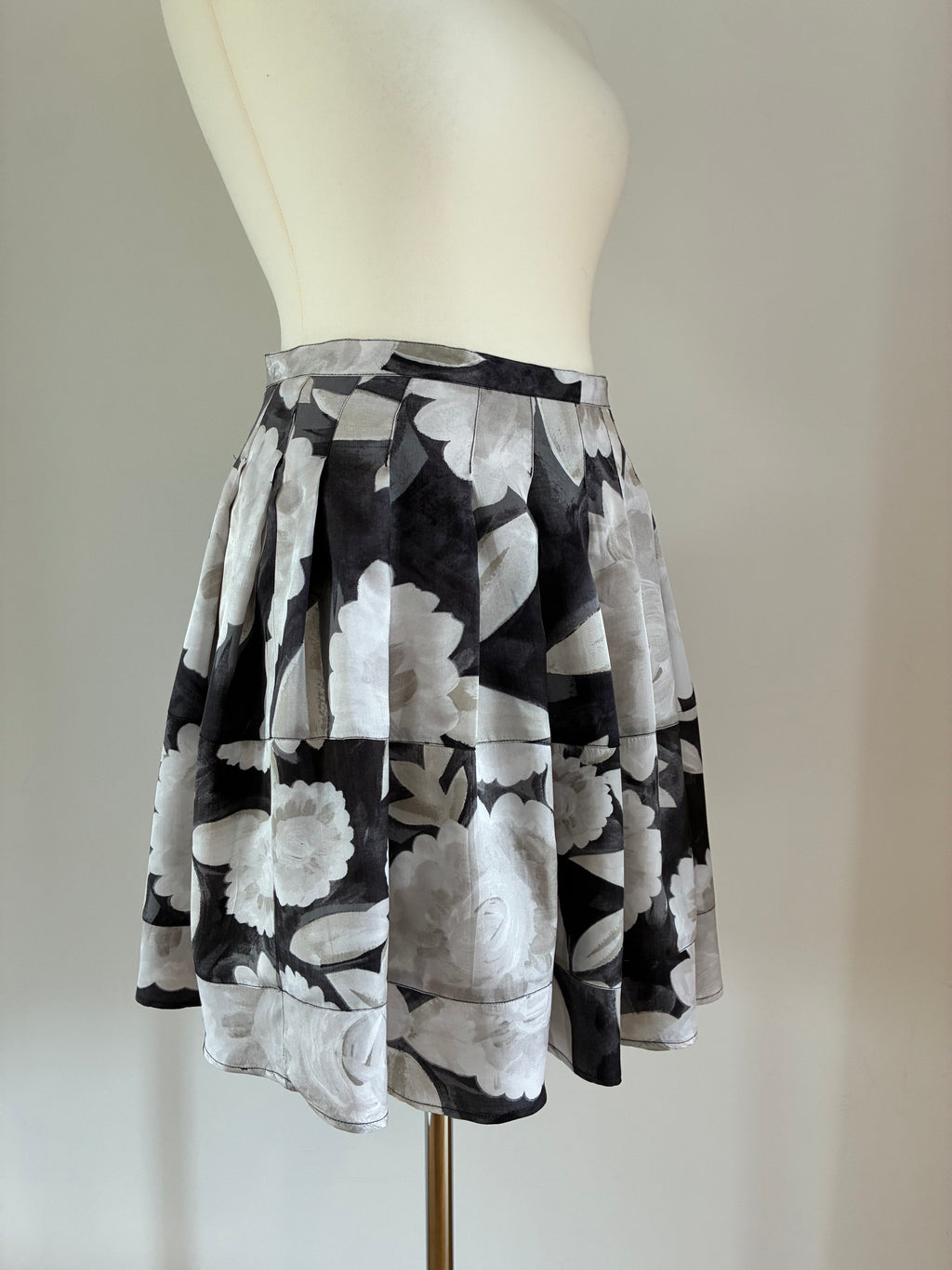 Noa Noa Rock Größe S 36 in Grau-Schwarz mit floralem Vintage-Muster