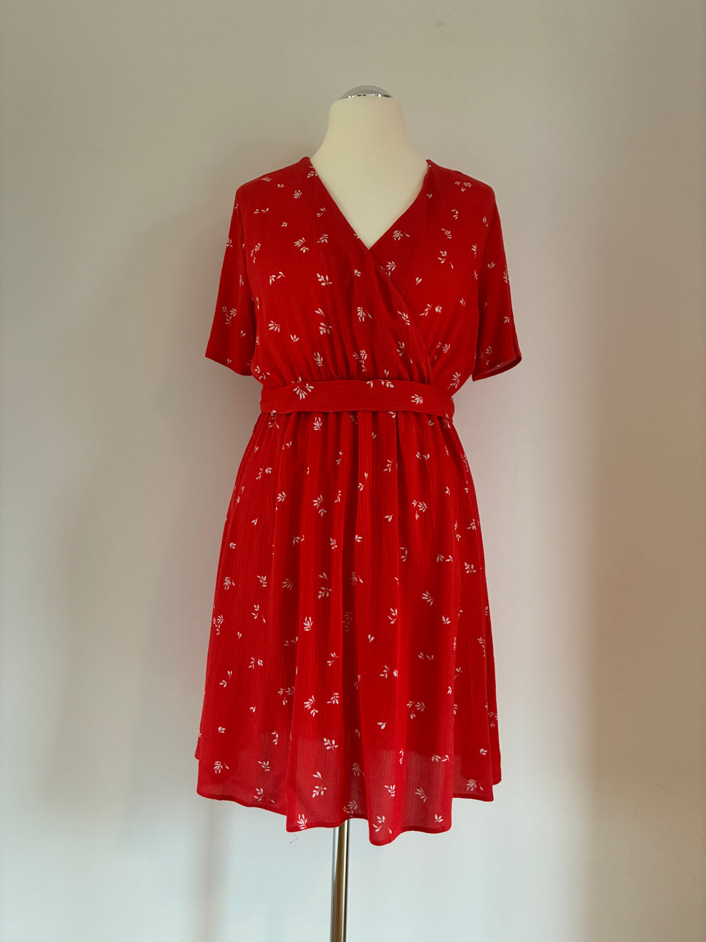 Romantisches Kauf Dich Glücklich Wickelkleid Größe S 36 in Rot mit Blumenmuster