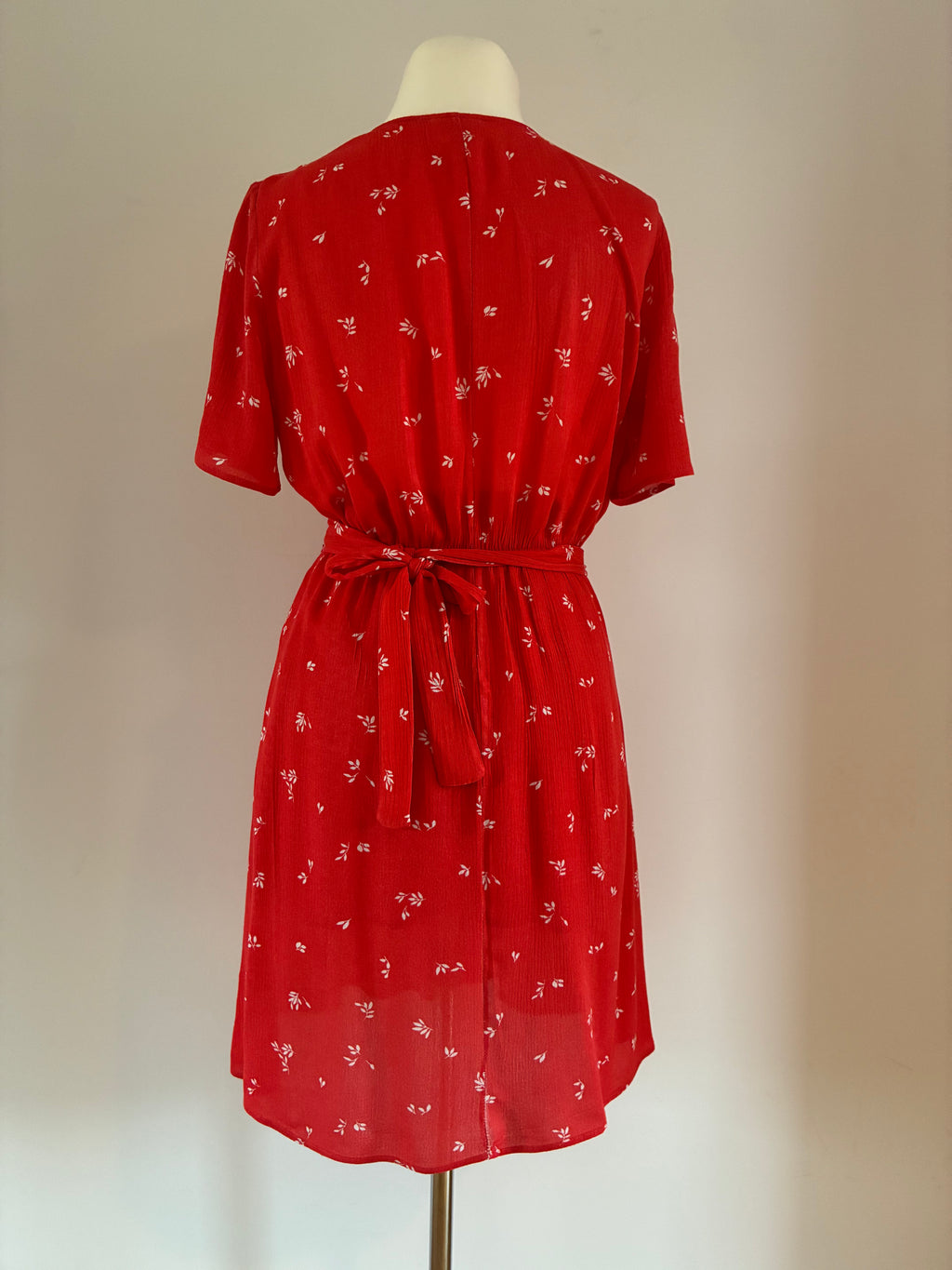 Romantisches Kauf Dich Glücklich Wickelkleid Größe S 36 in Rot mit Blumenmuster