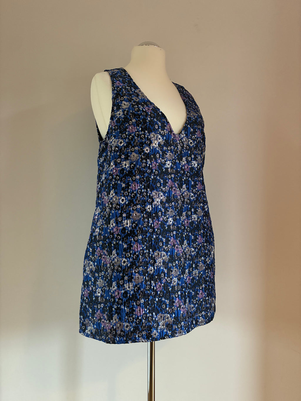 Elegantes Boutique-Kleid Gr. 40 - floral, leicht schimmernd und mit Tasche