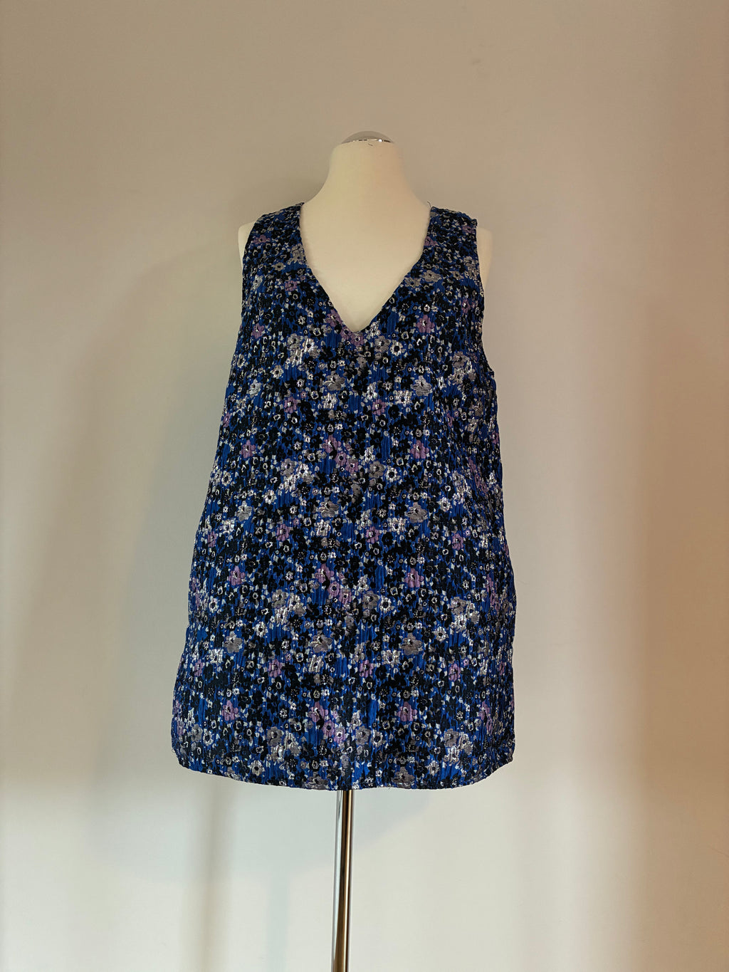 Elegantes Boutique-Kleid Gr. 40 - floral, leicht schimmernd und mit Tasche