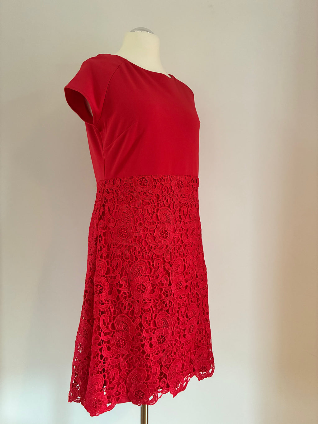 Taifun Kleid Gr. 42 – leuchtend rot mit femininer Lochspitze