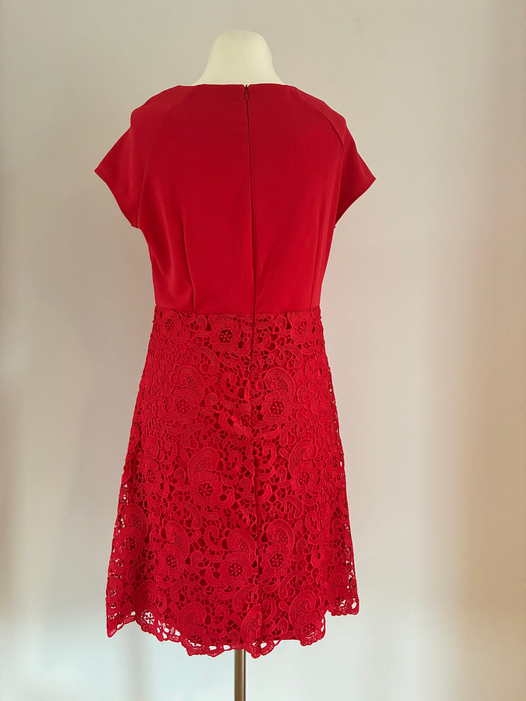 Taifun Kleid Gr. 42 – leuchtend rot mit femininer Lochspitze