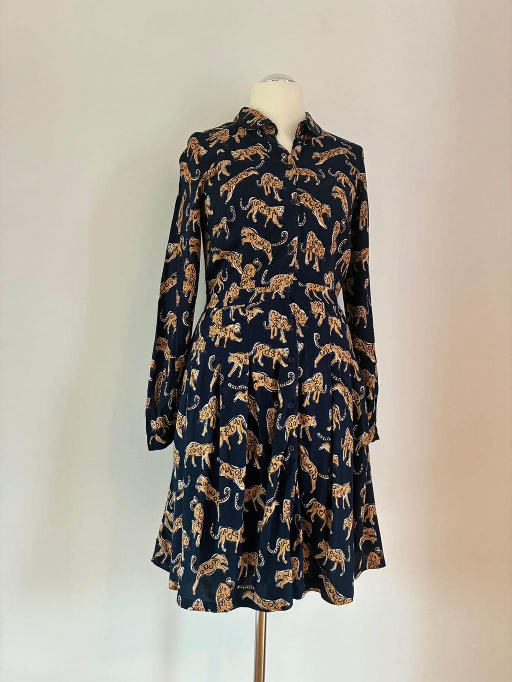 Emily and Fin Kleid Gr. 38 – marineblau mit orangefarbenem Leopardenprint