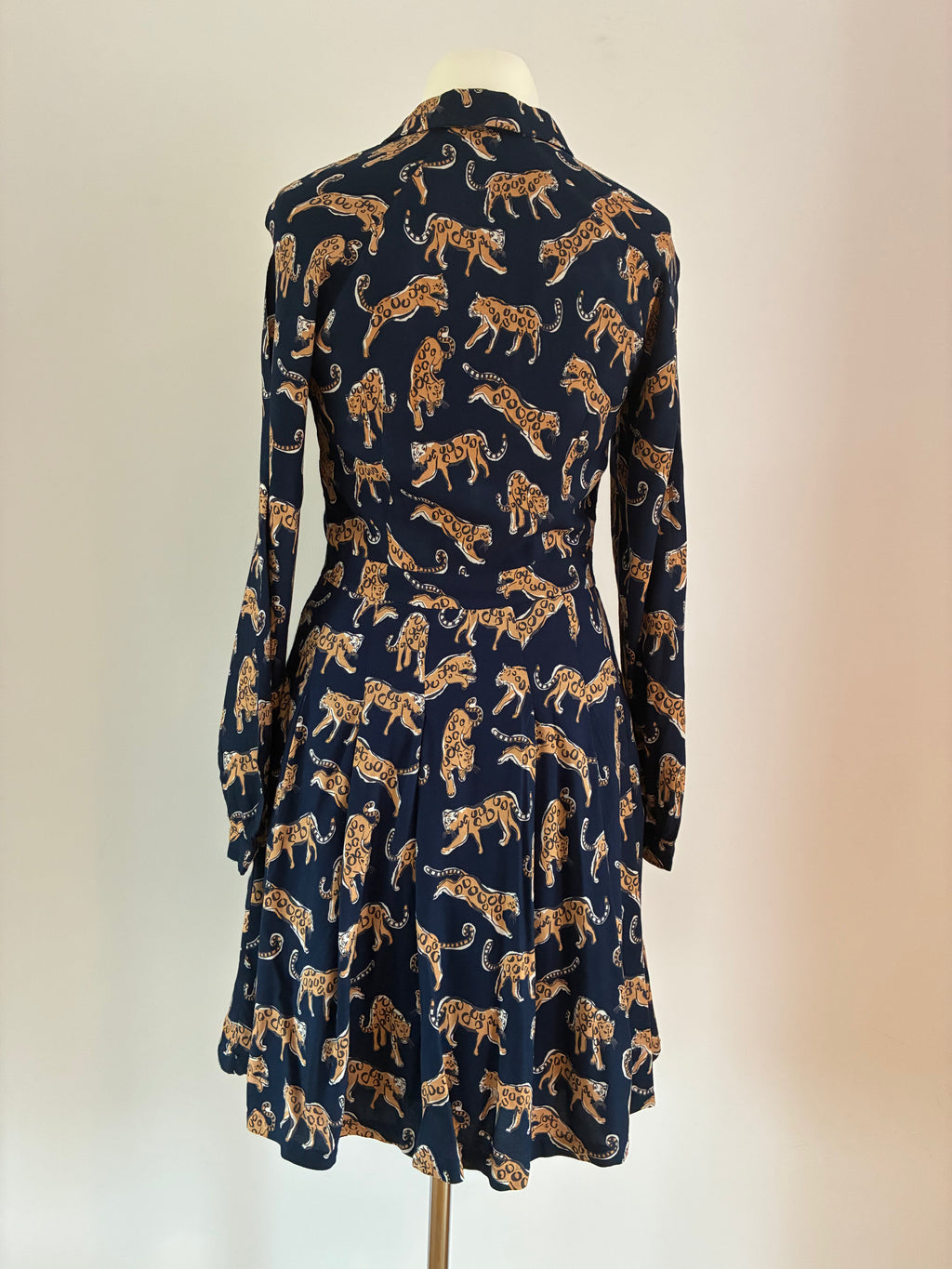 Emily and Fin Kleid Gr. 38 – marineblau mit orangefarbenem Leopardenprint