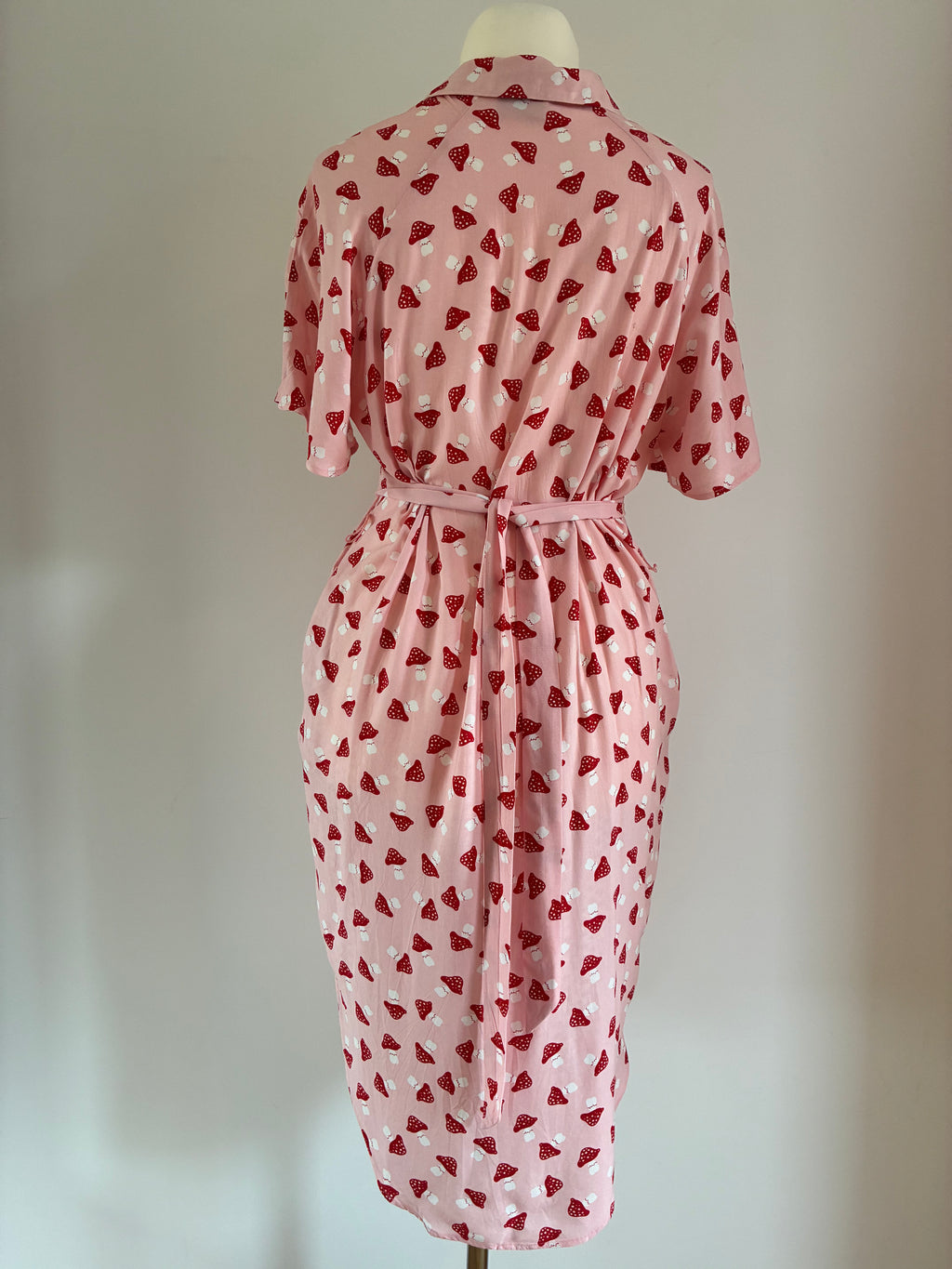 Verspieltes Monki Hemdblusenkleid Größe XS 34 in Rosa mit Pilzmuster