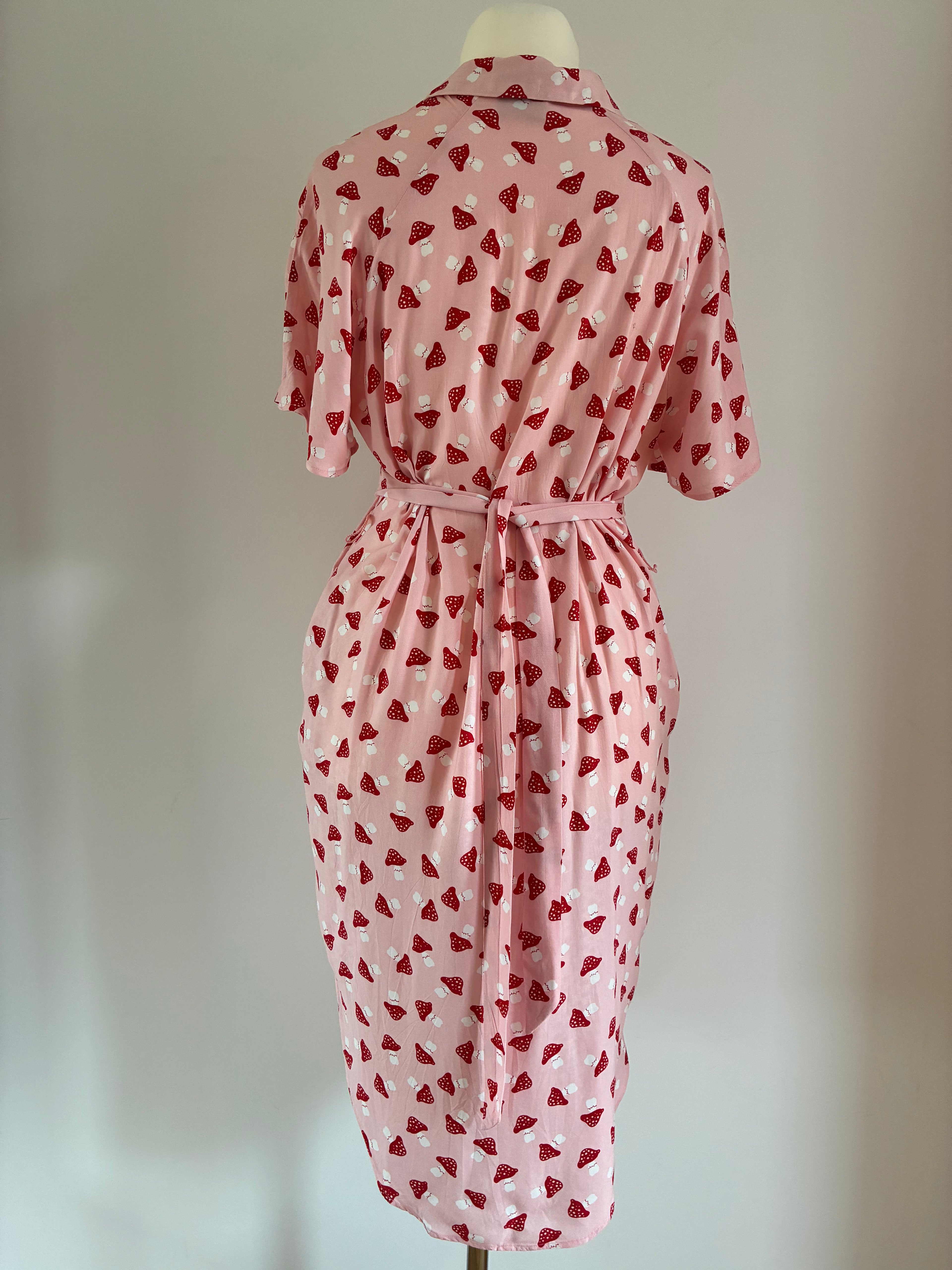 Verspieltes Monki Hemdblusenkleid Größe XS 34 in Rosa mit Pilzmuster