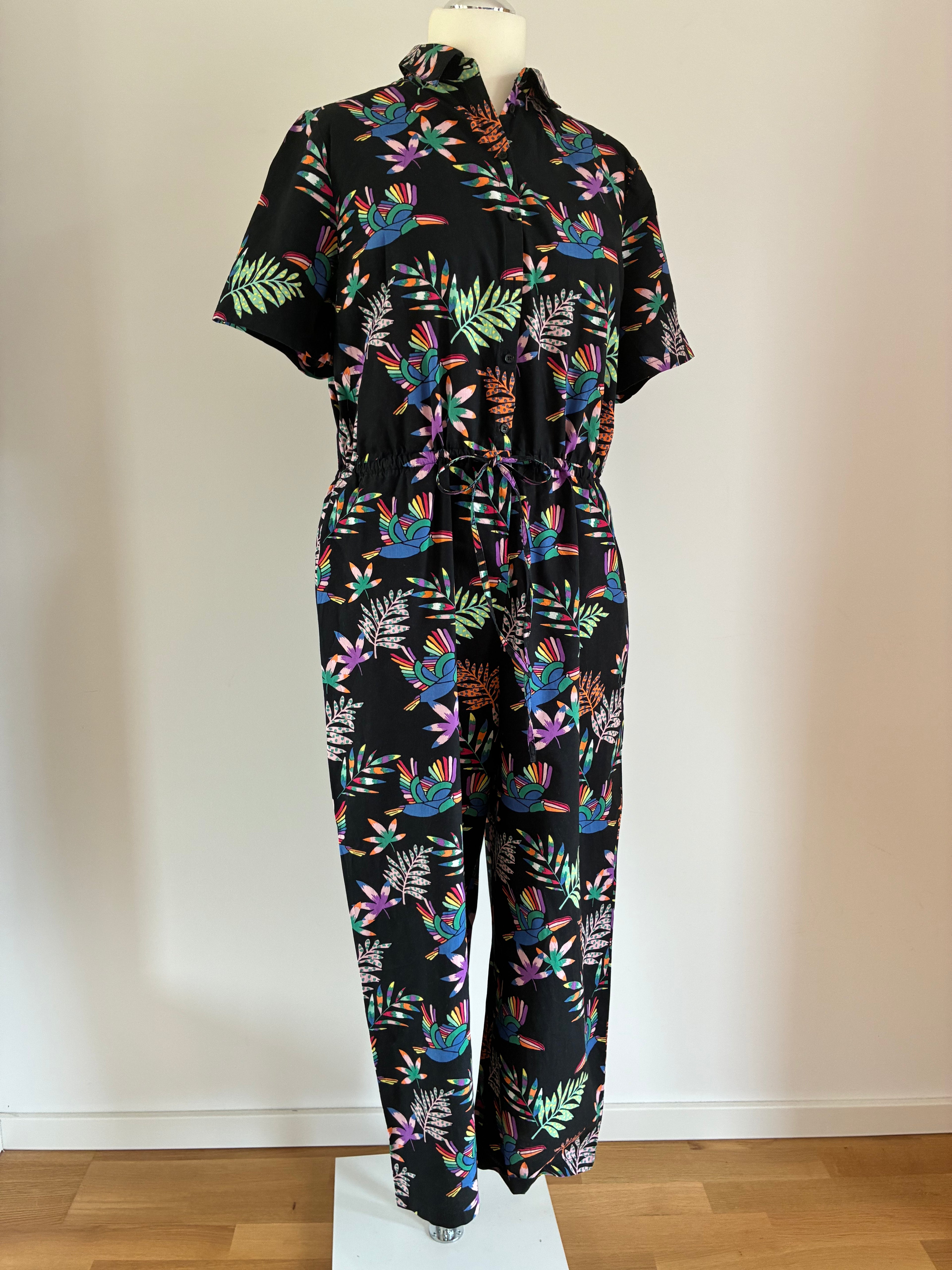 Sugarhill Brighton Jumpsuit mit Tropical-Print – Baumwolle & Bindegürtel | Gr. 42 (UK 16)