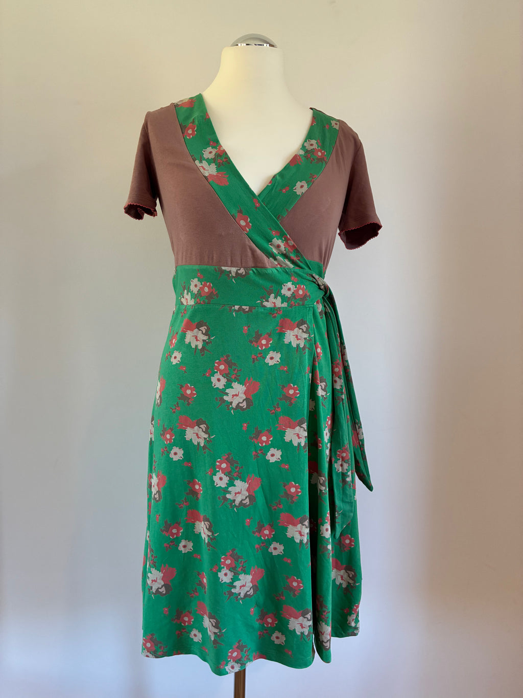 Blutsgeschwister Wickelkleid Gr. 38 – grün-braun mit floralem Muster