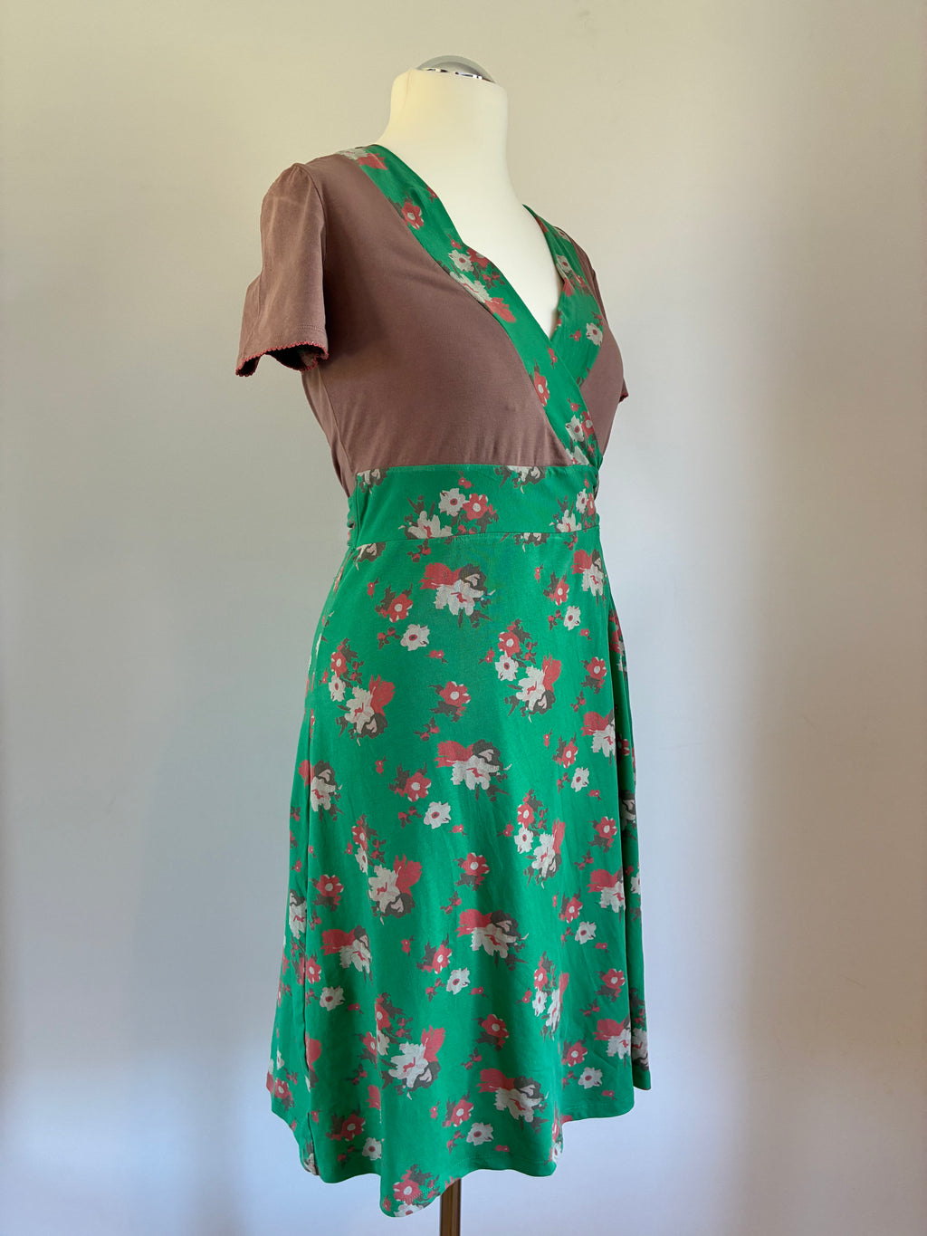 Blutsgeschwister Wickelkleid Gr. 38 – grün-braun mit floralem Muster