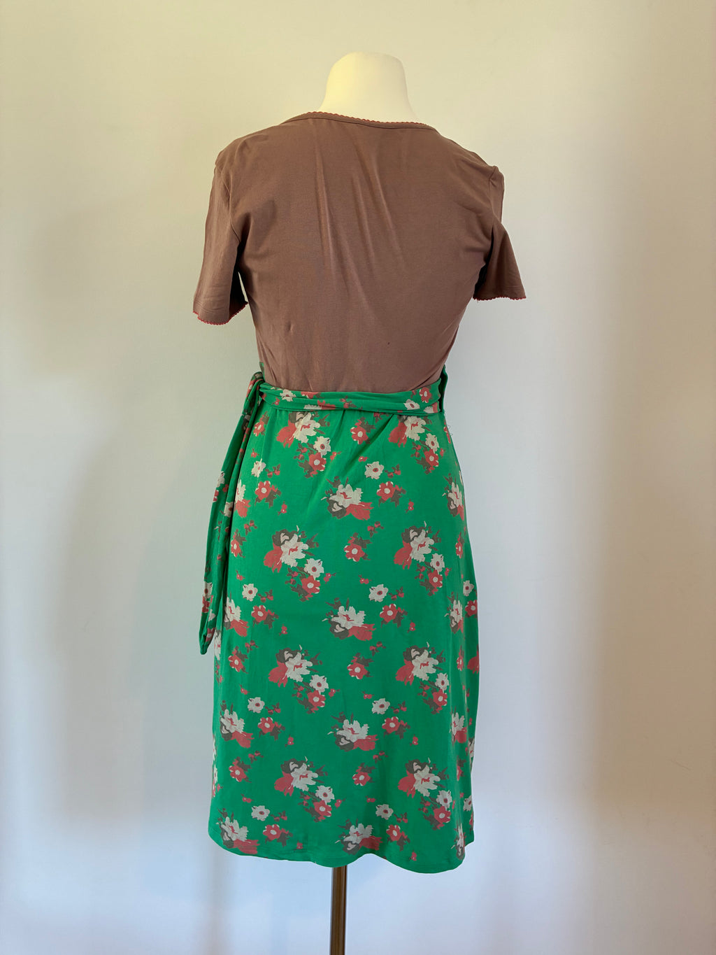Blutsgeschwister Wickelkleid Gr. 38 – grün-braun mit floralem Muster