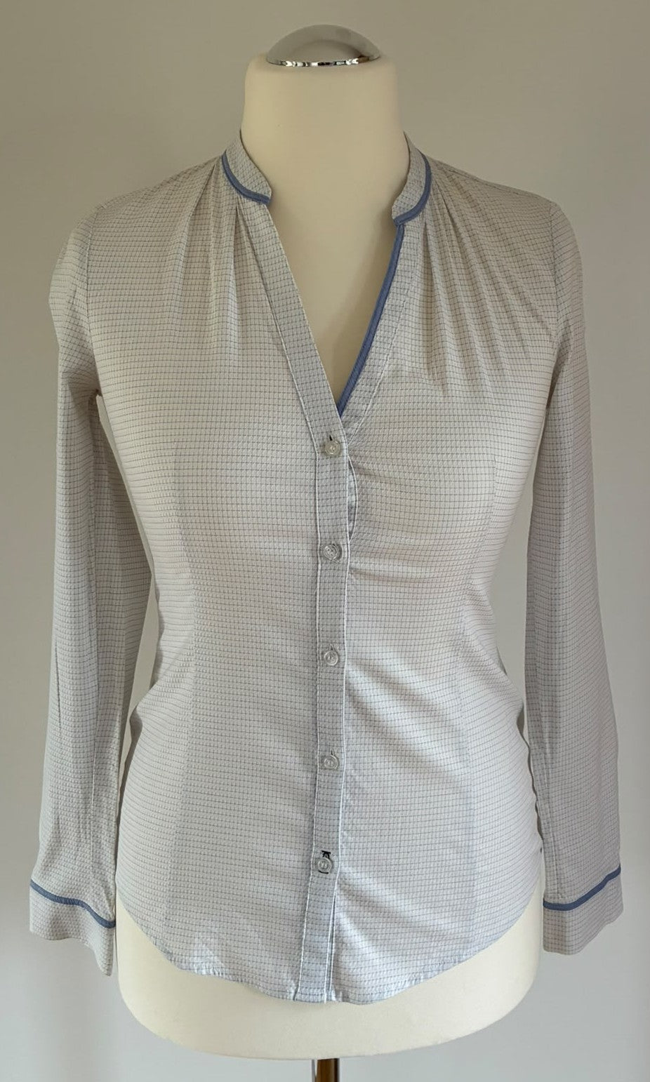 Esprit Bluse Größe 34 in Creme mit feinem Karomuster und blauen Details