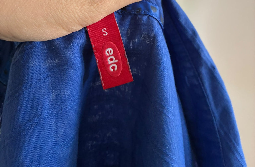 edc Bluse Größe S in kräftigem Blau mit feiner Struktur