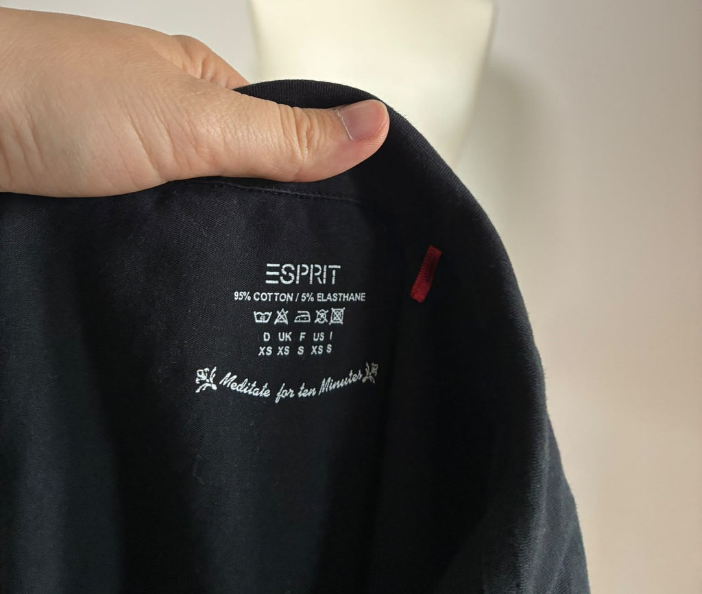 Esprit Shirt Größe XS in Schwarz mit Kragen und besonderer Linienführung