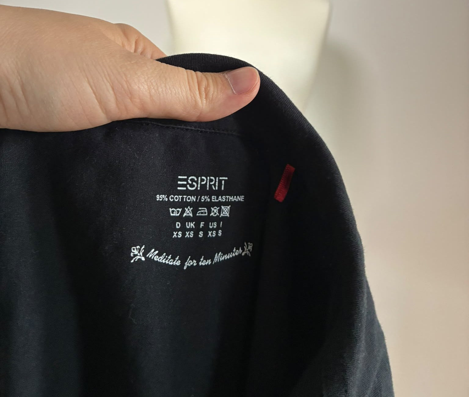 Esprit Shirt Größe XS in Schwarz mit Kragen und besonderer Linienführung