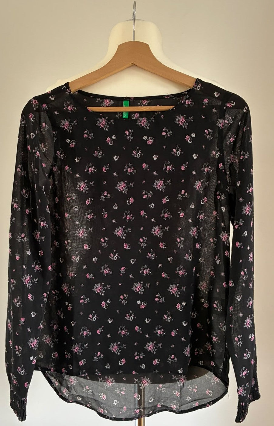 United Colors of Benetton Bluse Größe XS in Schwarz mit floralem Muster