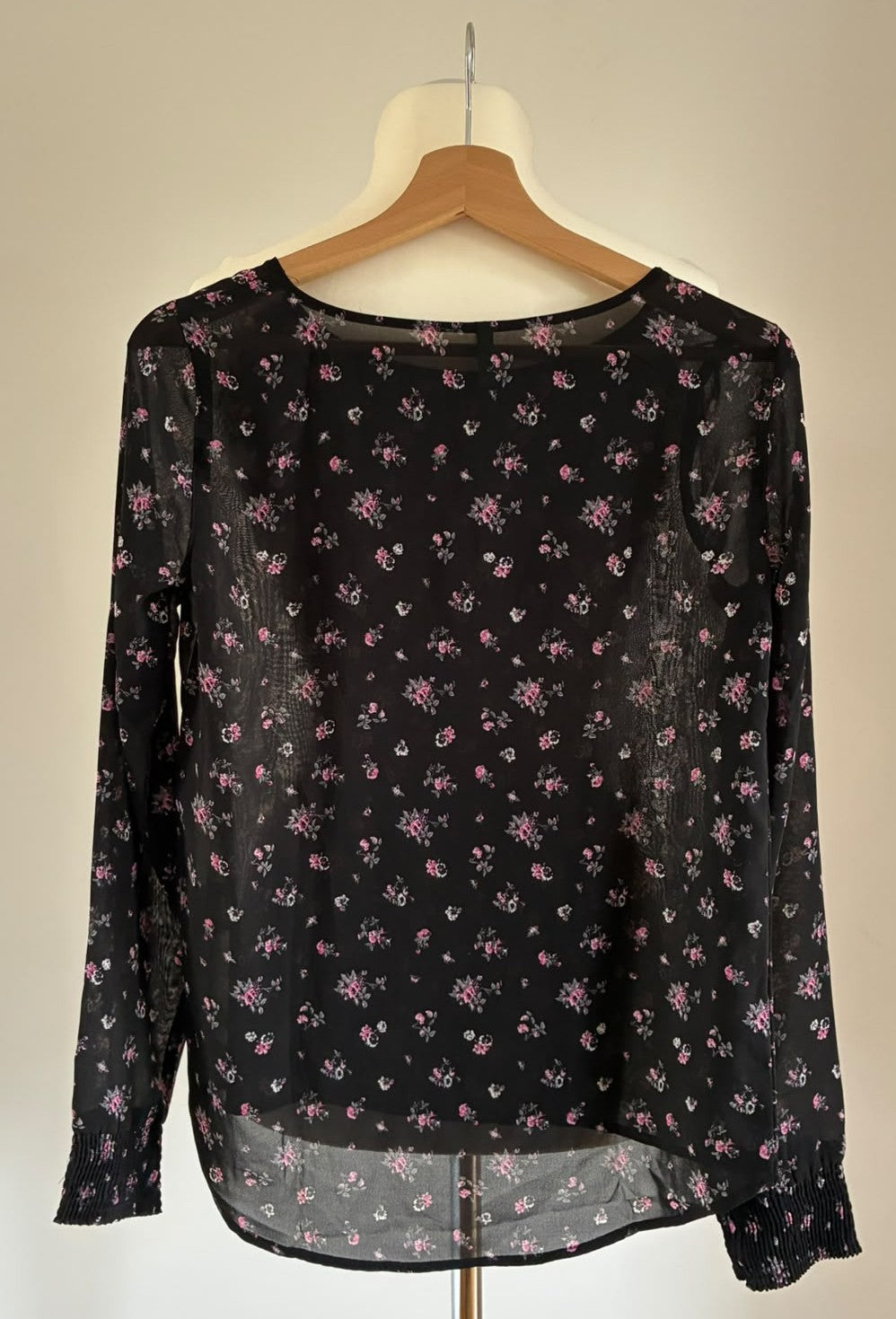 United Colors of Benetton Bluse Größe XS in Schwarz mit floralem Muster