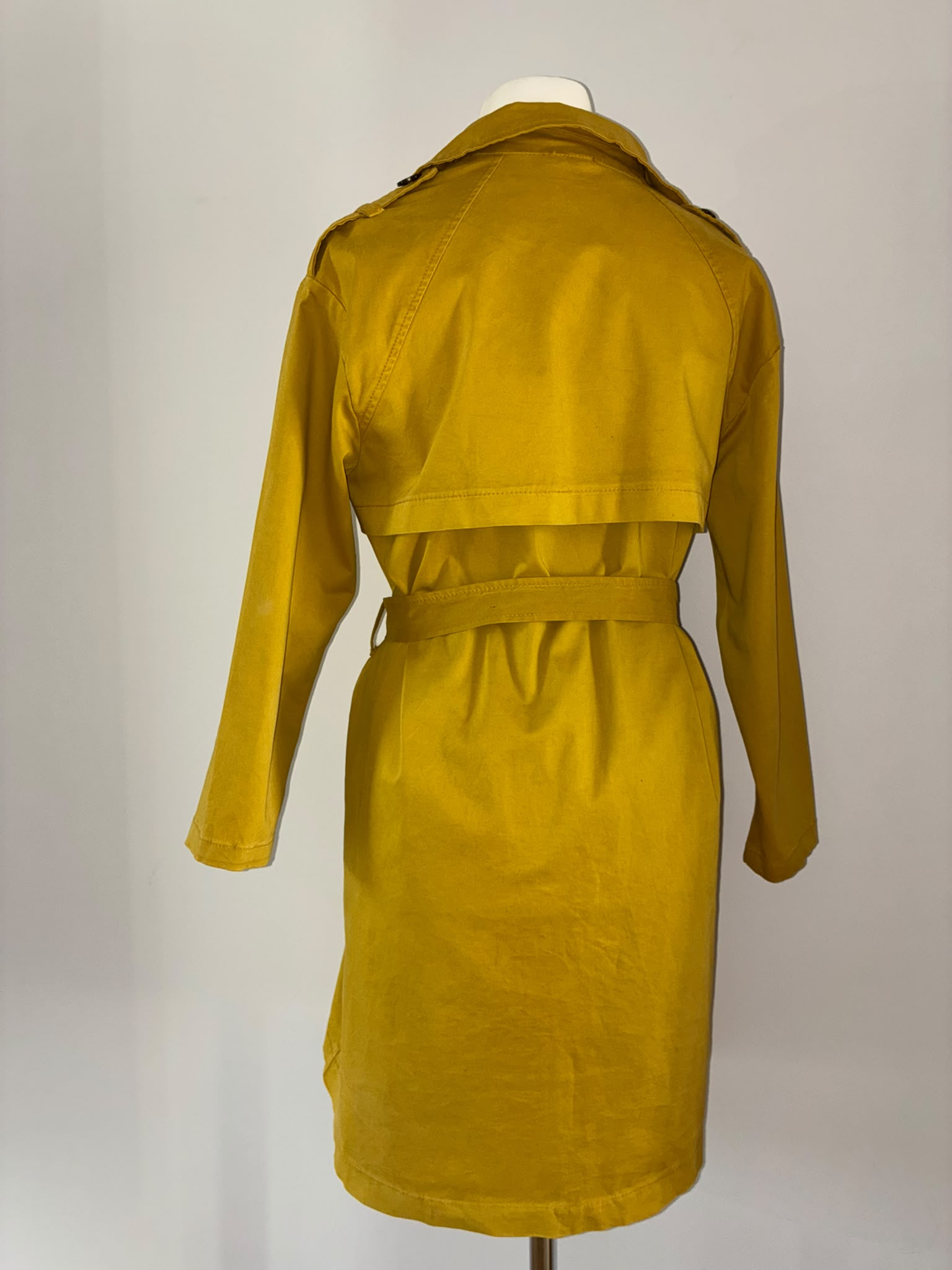 Leuchtender Trenchcoat Größe S 36 in Senfgelb – klassisch mit modernem Twist