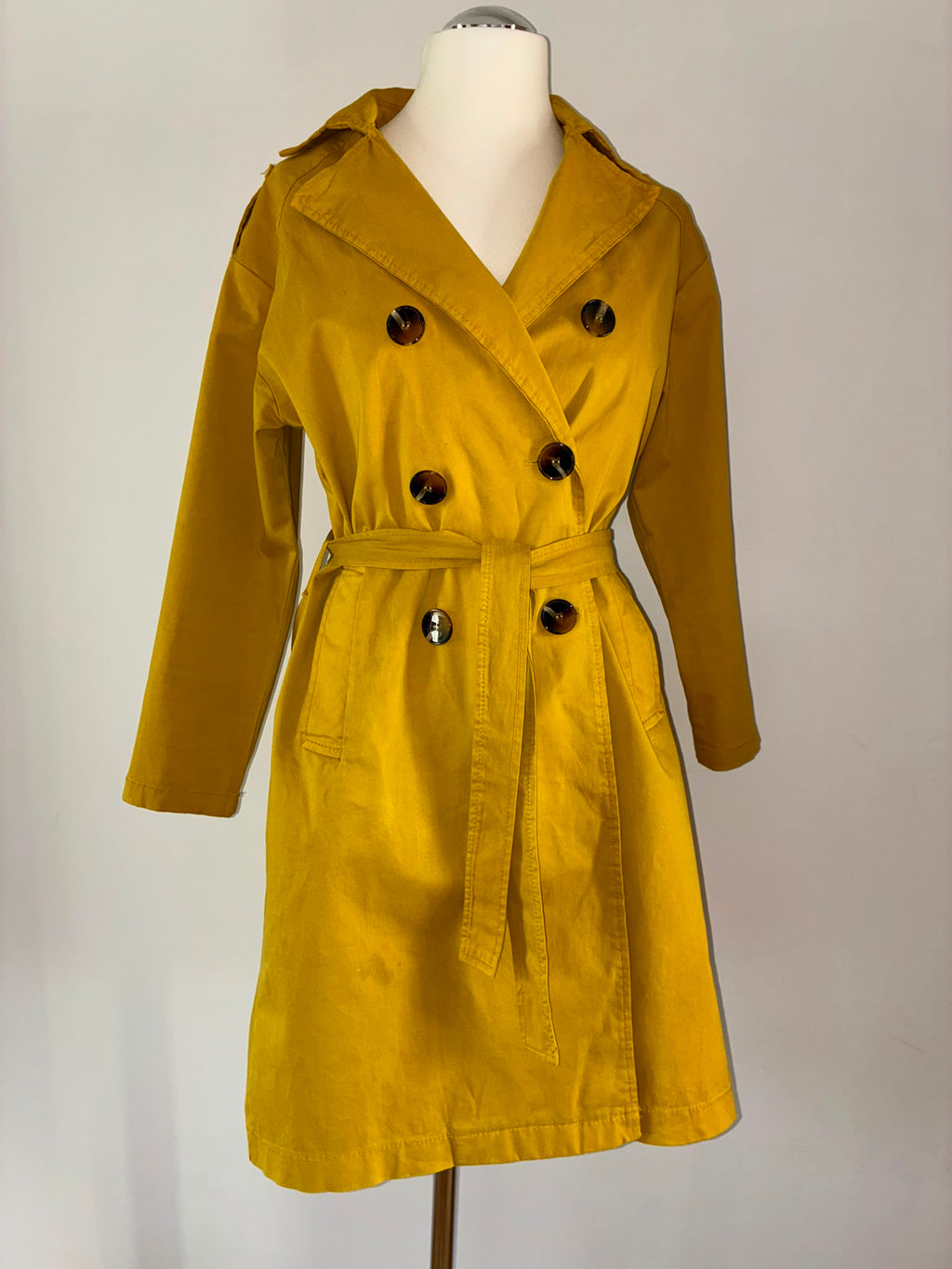 Leuchtender Trenchcoat Größe S 36 in Senfgelb – klassisch mit modernem Twist